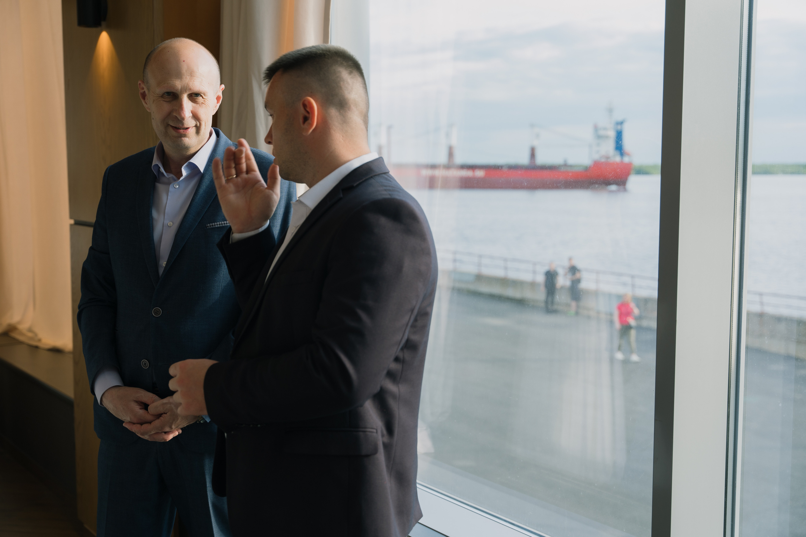 Свадебная фотосессия на берегу реки в Архангельске