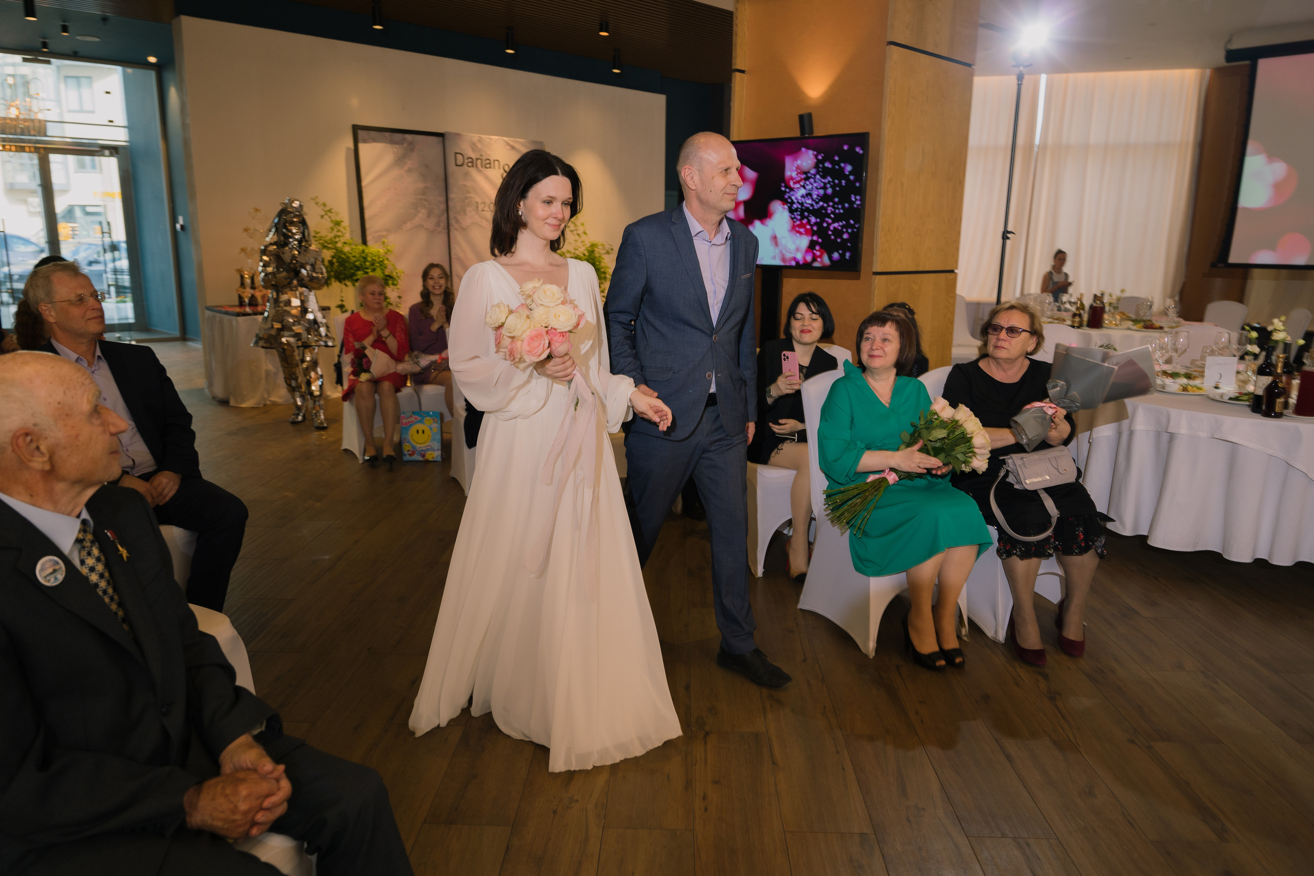 Свадебная фотосессия на берегу реки в Архангельске