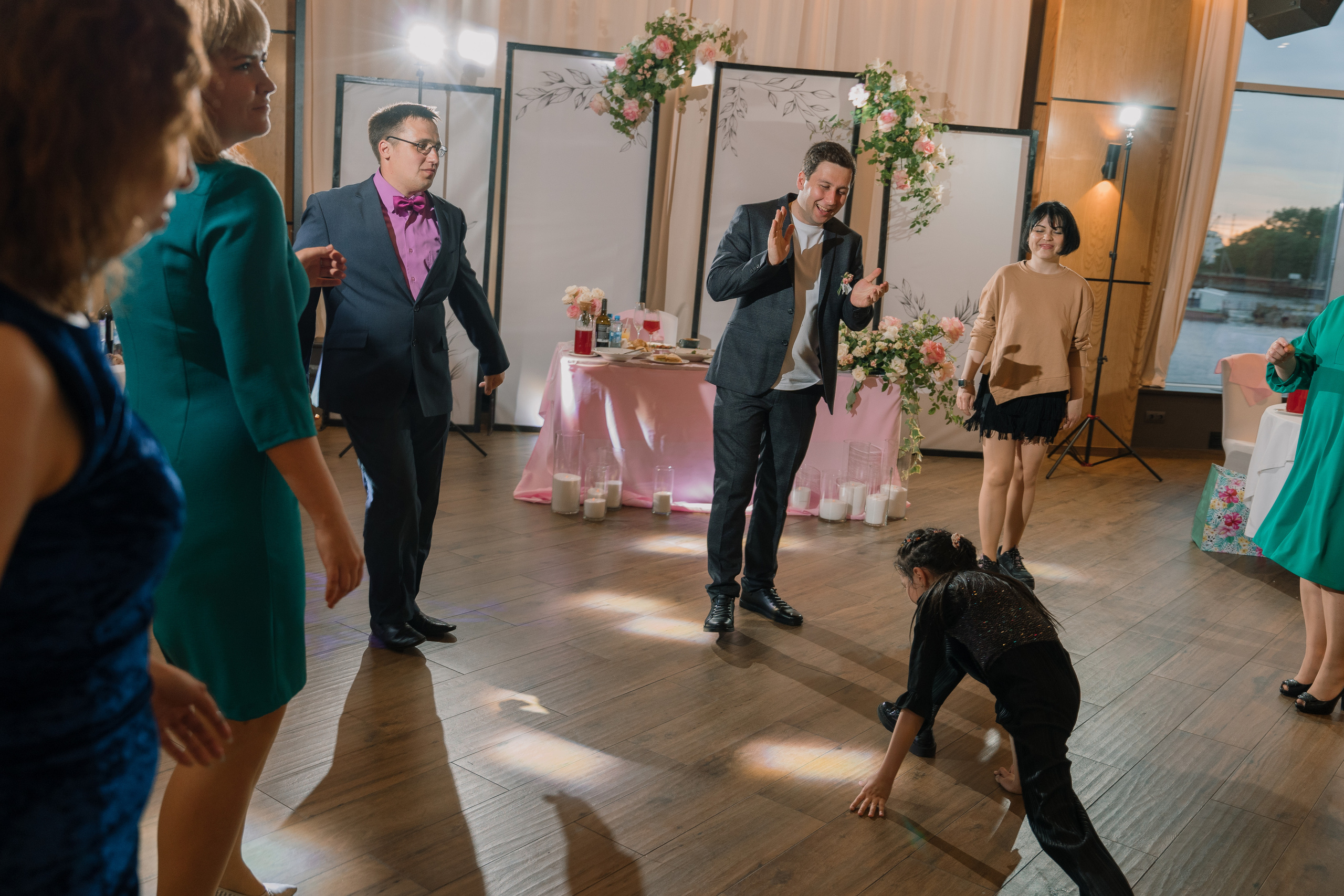 Свадебная фотосессия на берегу реки в Архангельске