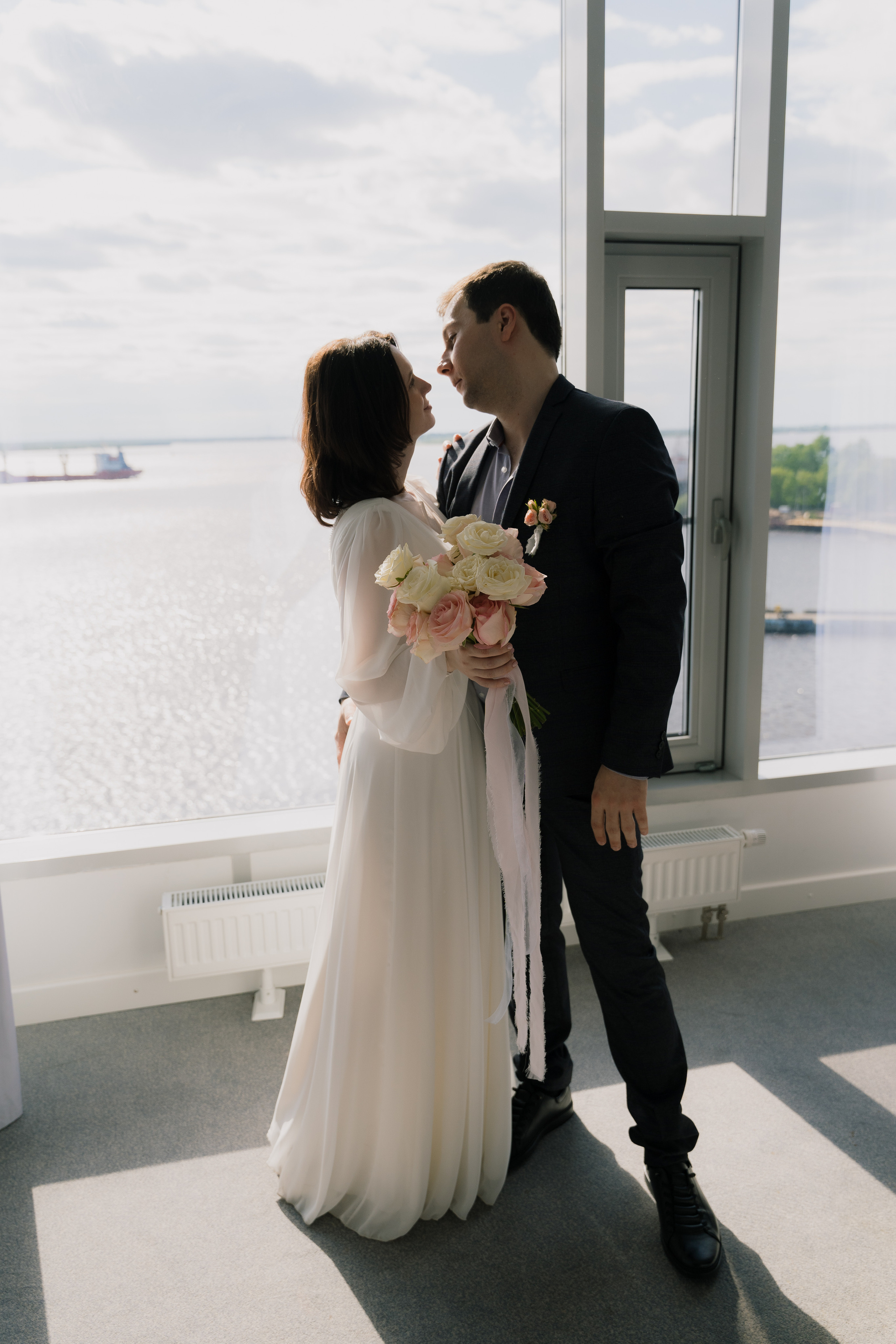 Свадебная фотосессия на берегу реки в Архангельске