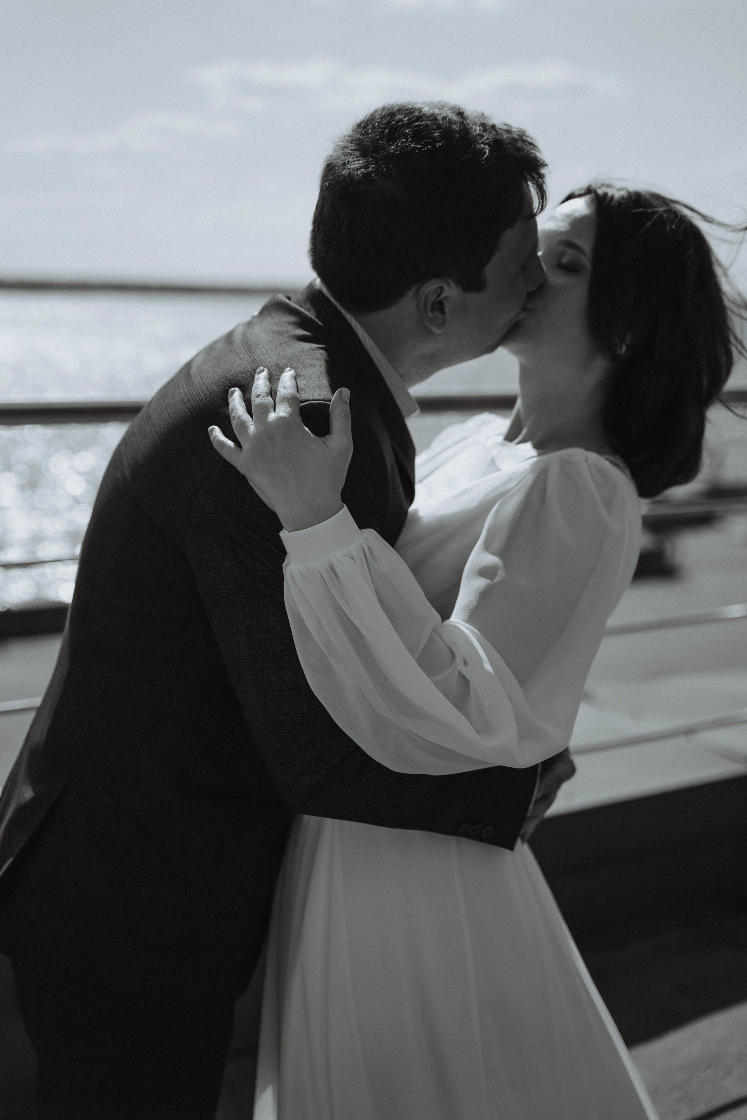 Свадебная фотосессия на берегу реки в Архангельске