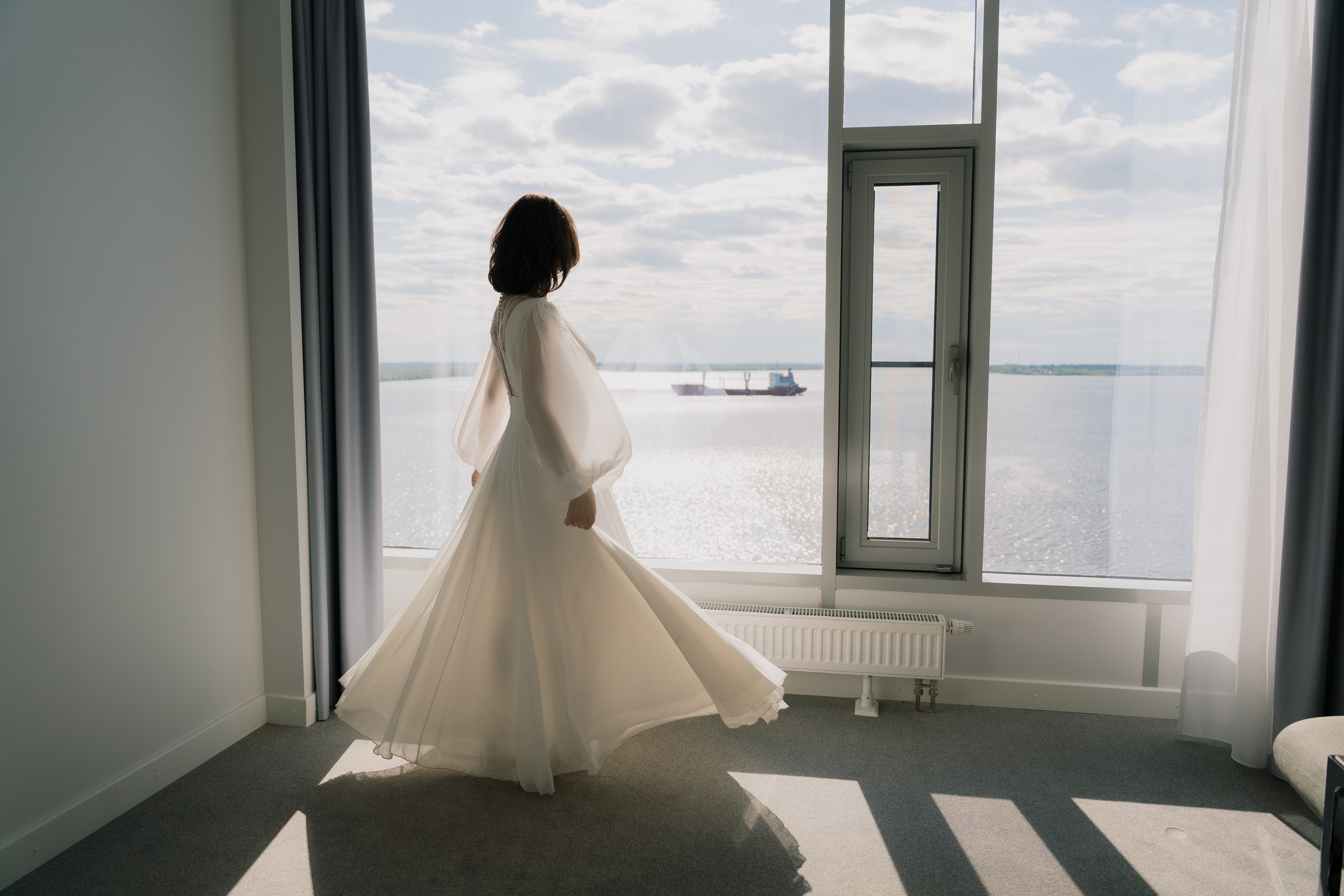 Свадебная фотосессия на берегу реки в Архангельске