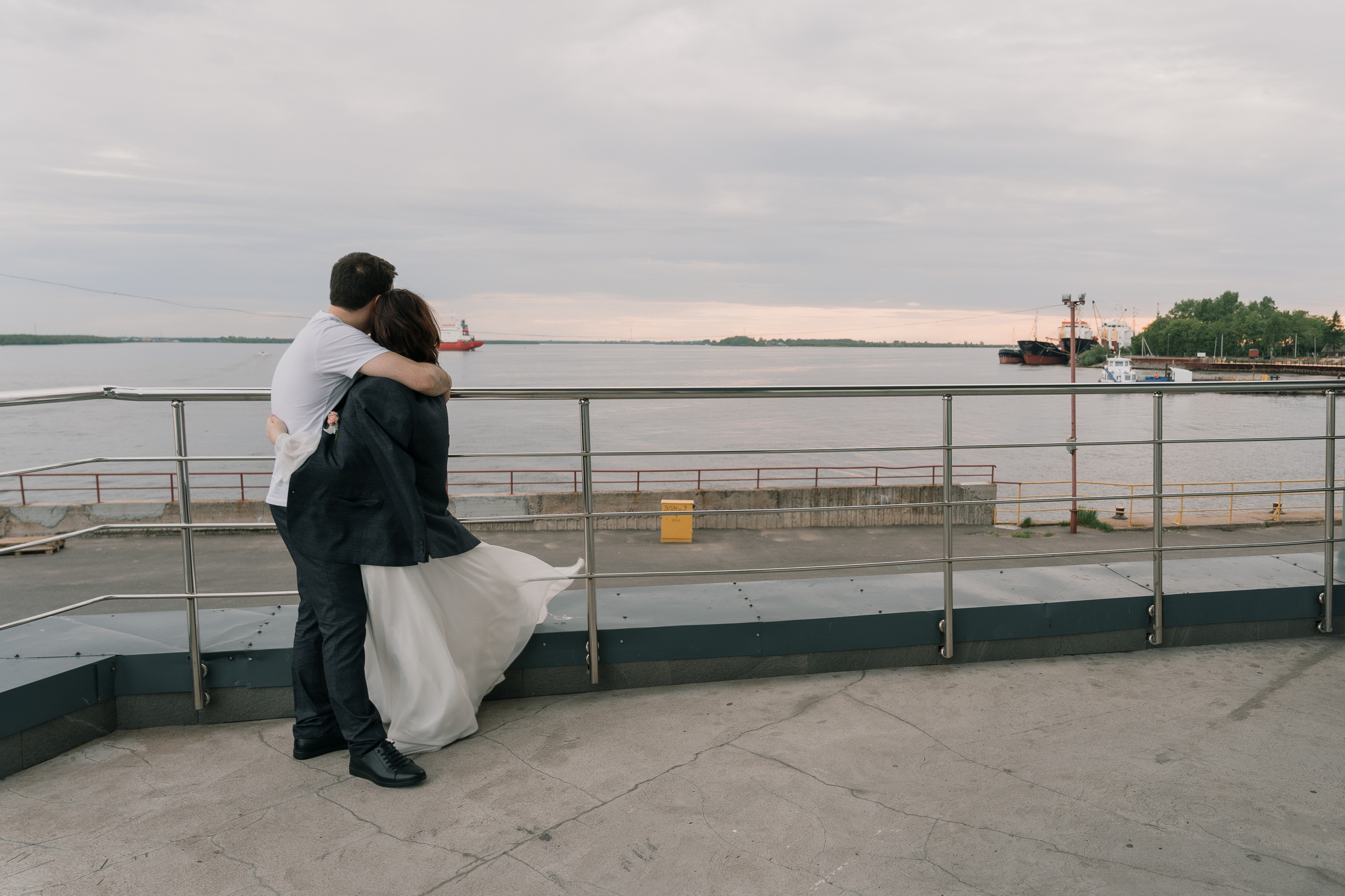 Свадебная фотосессия на берегу реки в Архангельске