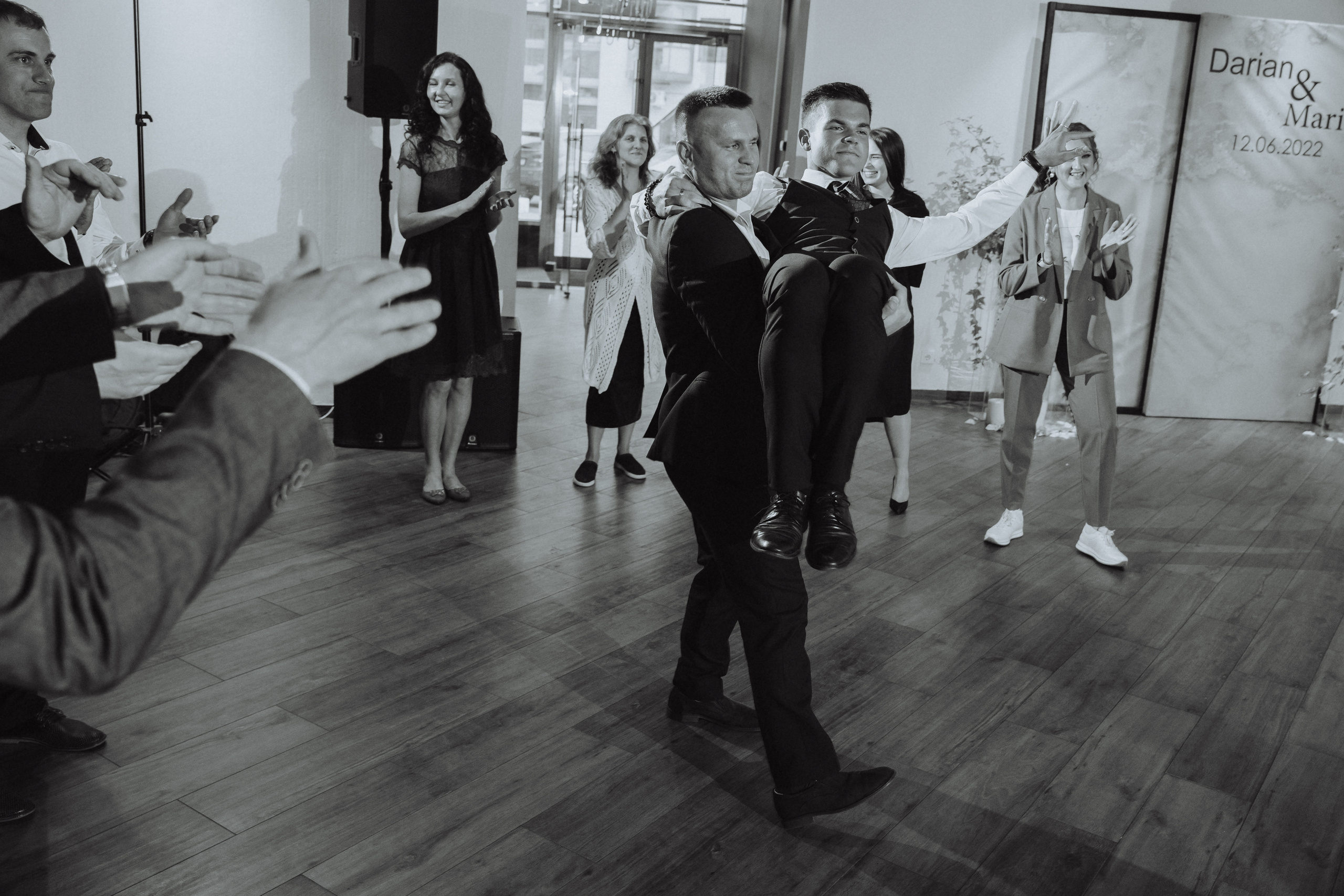 Свадебная фотосессия на берегу реки в Архангельске