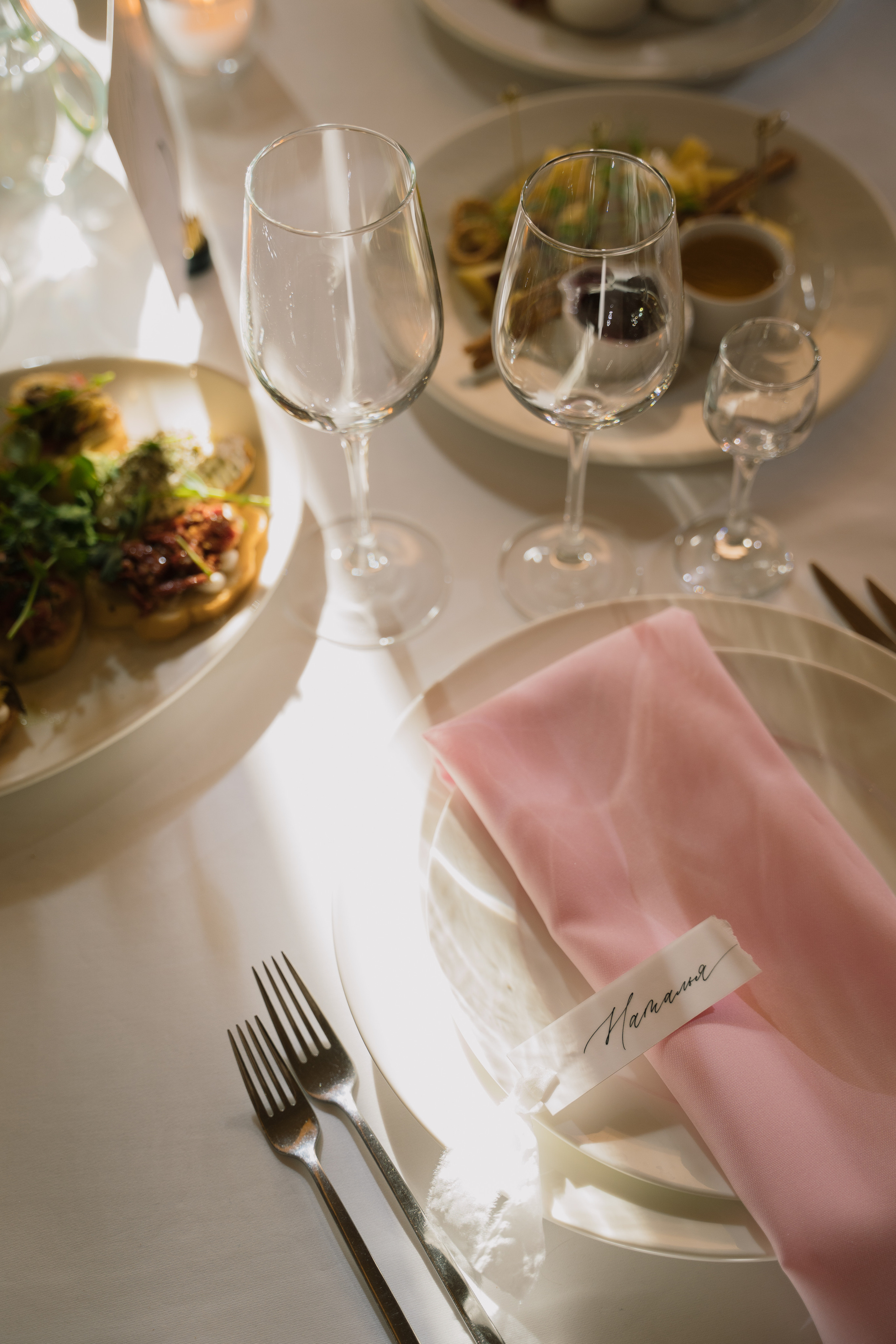 Свадебная фотосессия на берегу реки в Архангельске