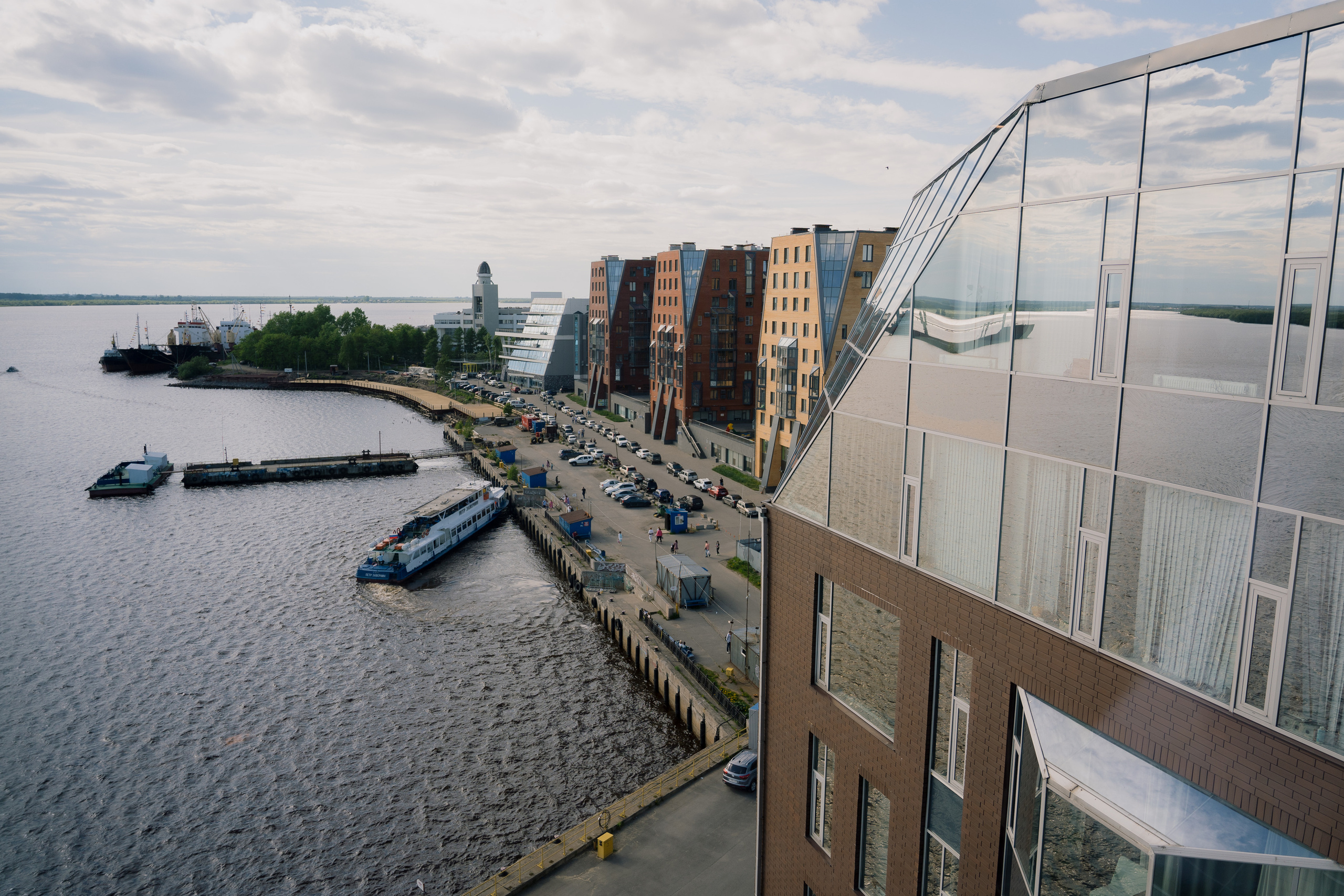 Свадебная фотосессия на берегу реки в Архангельске