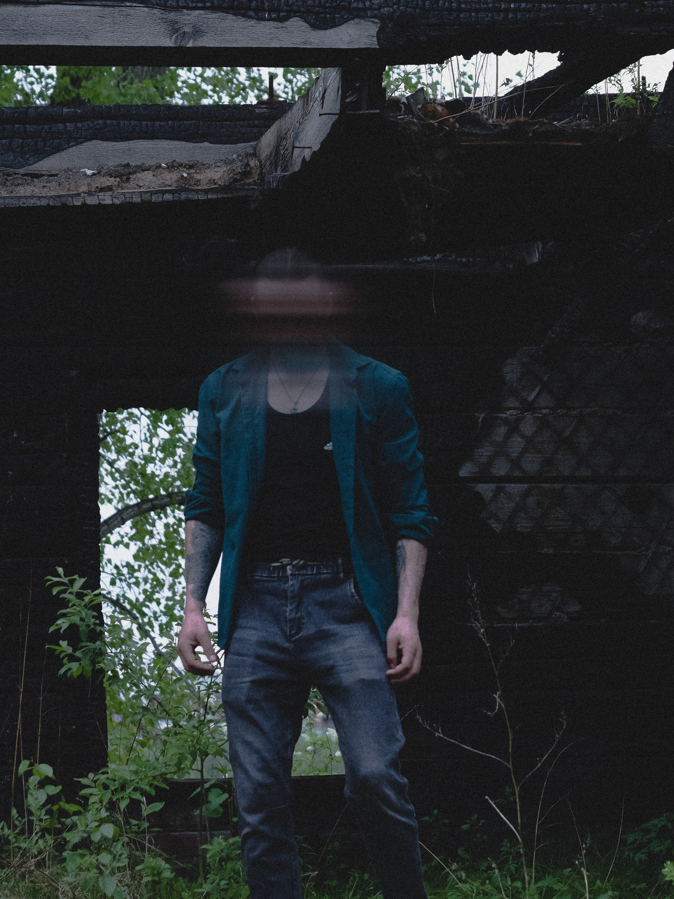 «Они шли мимо заброшенного дома». Фотограф |Герасимова София