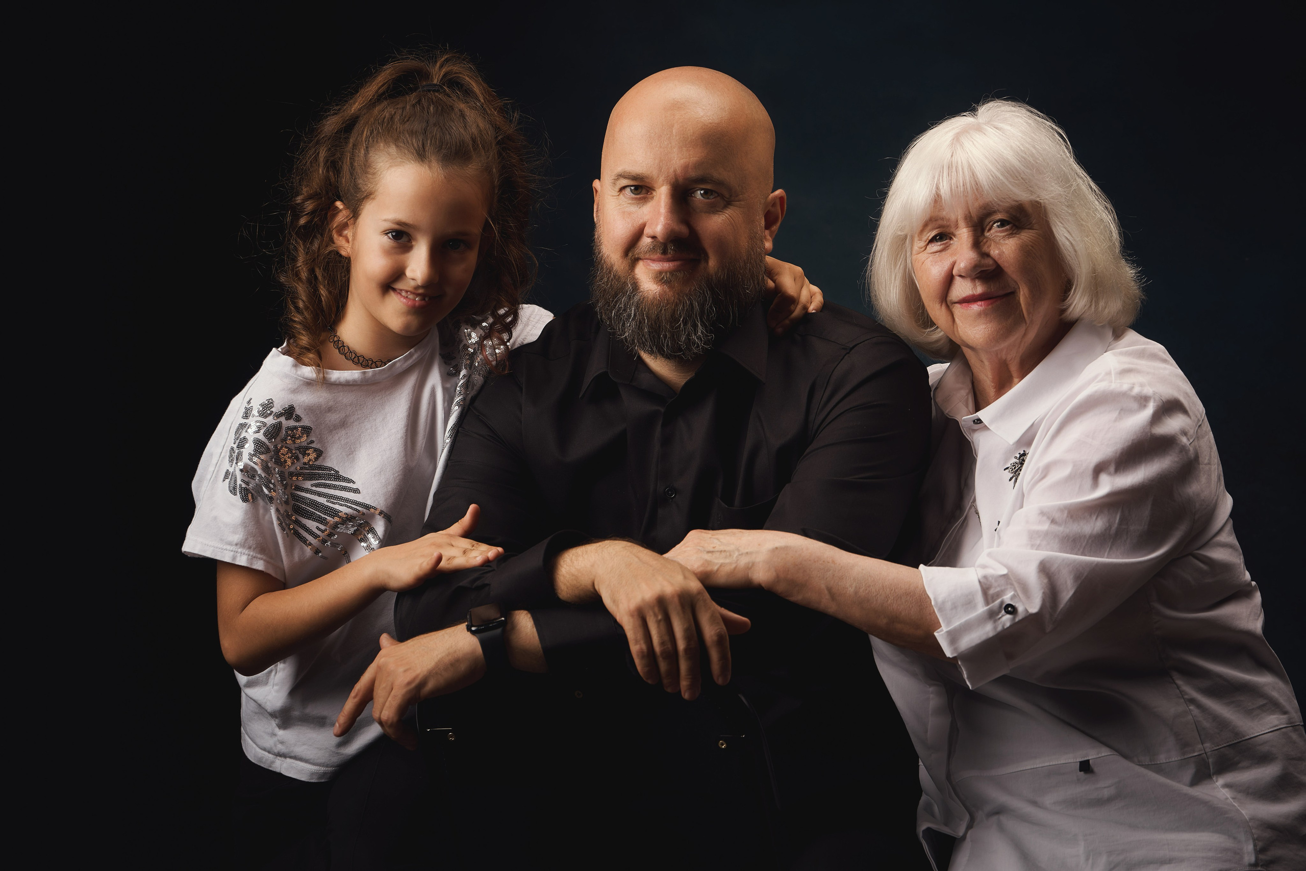Портретная семейная фотосессия в студии. Семейный фотограф Евгений Опарин