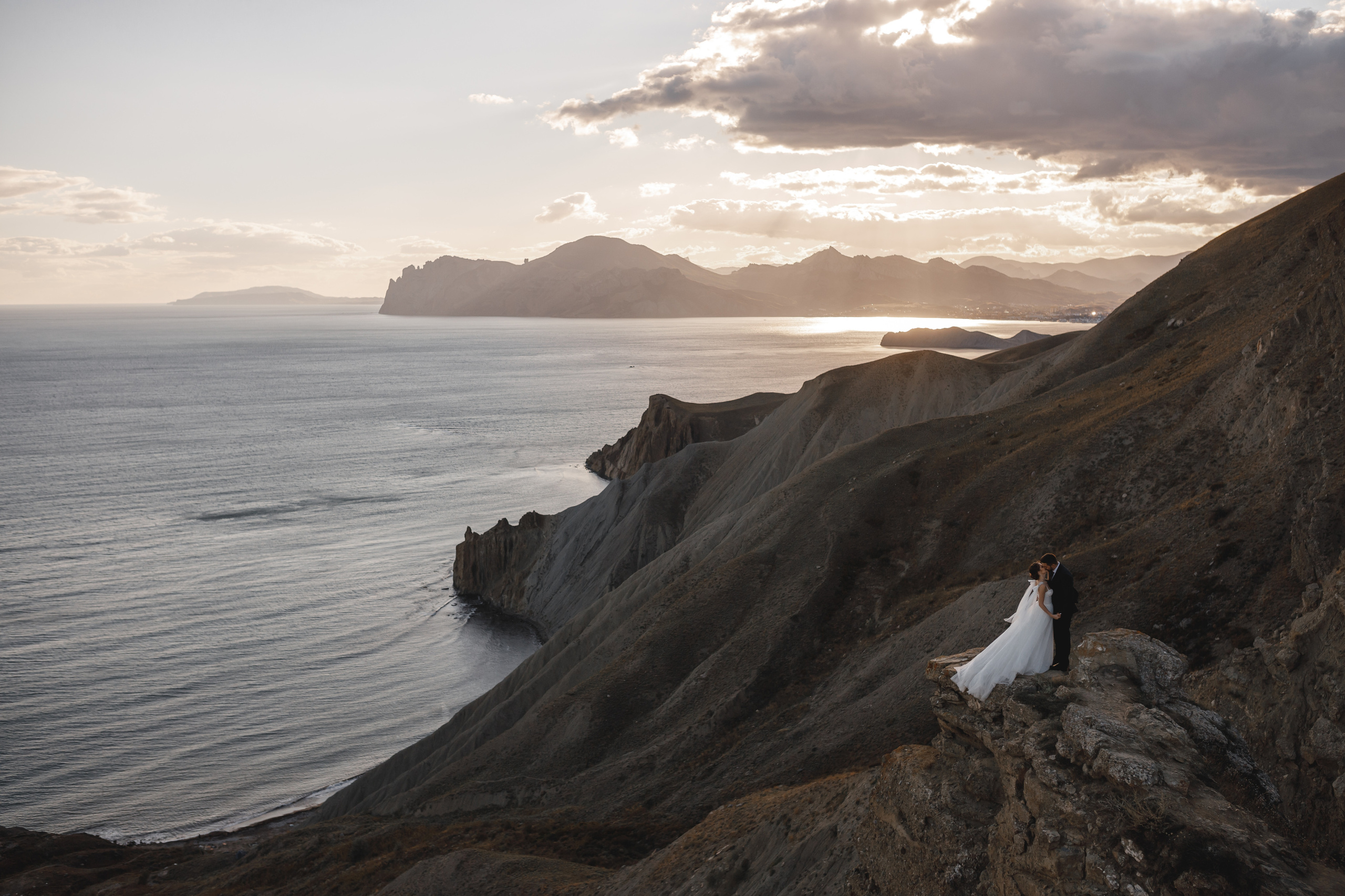 Послесвадебная фотосессия в крымских горах. Свадебный фотограф в Крыму и Севастополе — Белов Виталий