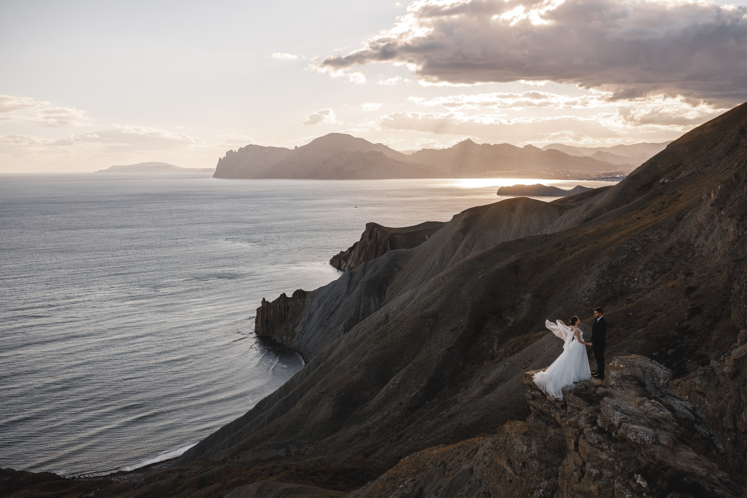 Послесвадебная фотосессия в крымских горах. Свадебный фотограф в Крыму и Севастополе — Белов Виталий