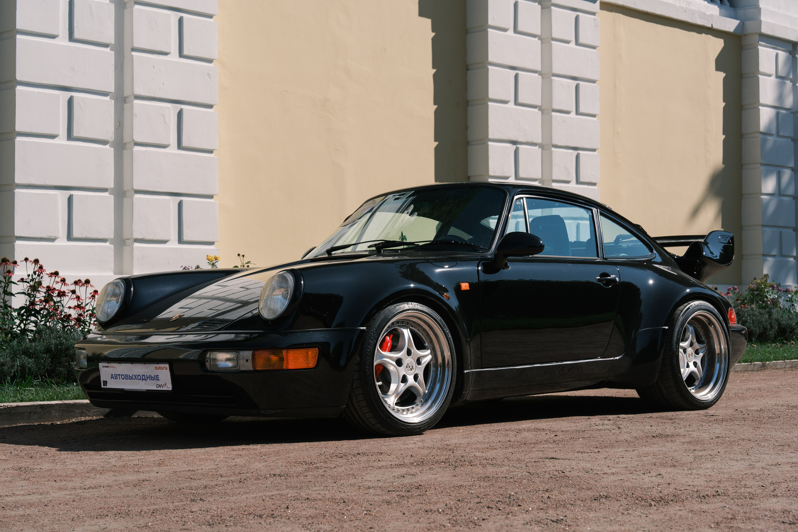 Чёрный Porsche 911 у фасада усадьбы Архангельское