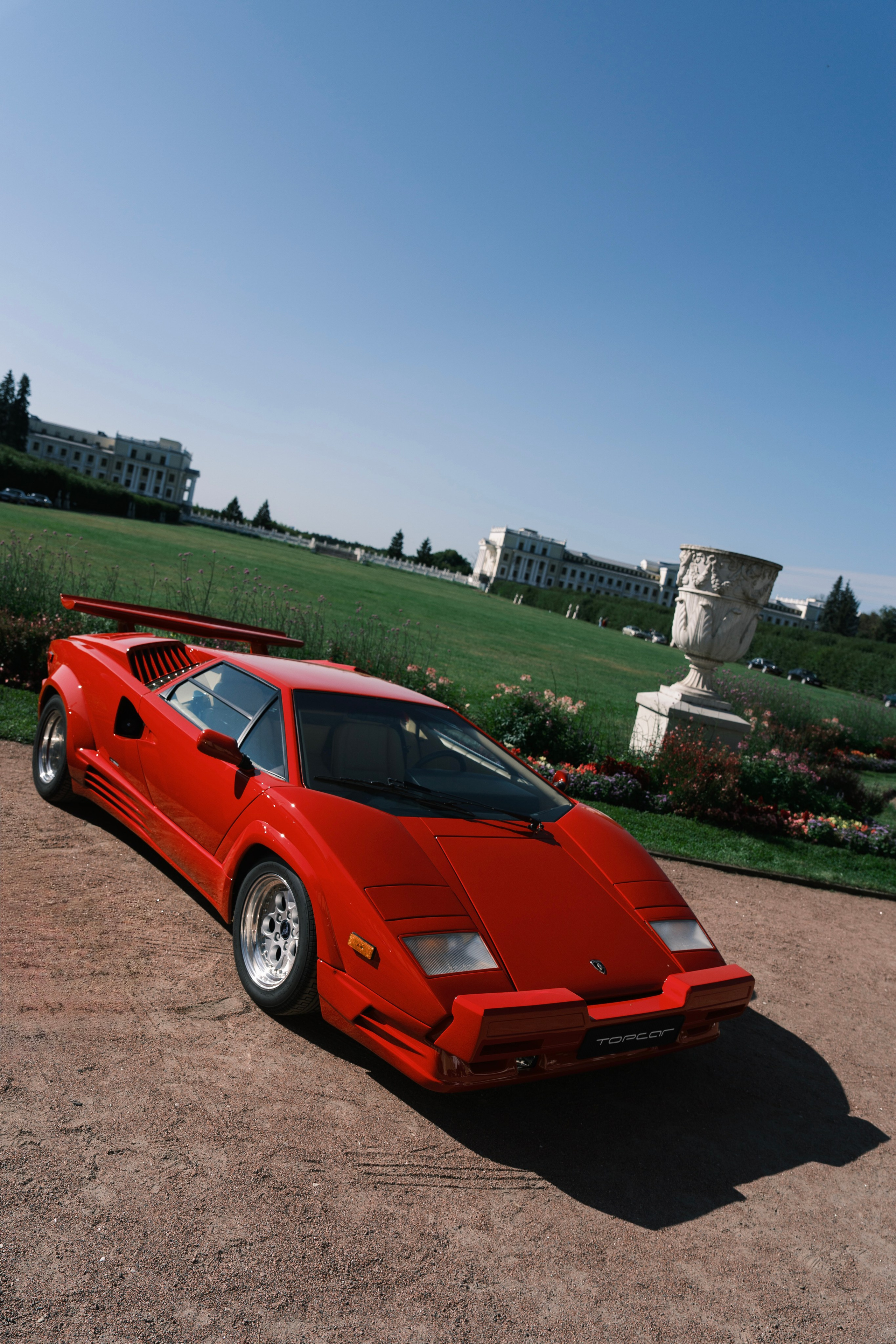 Оранжевый Lamborghini Countach на аллее усадьбы Архангельское