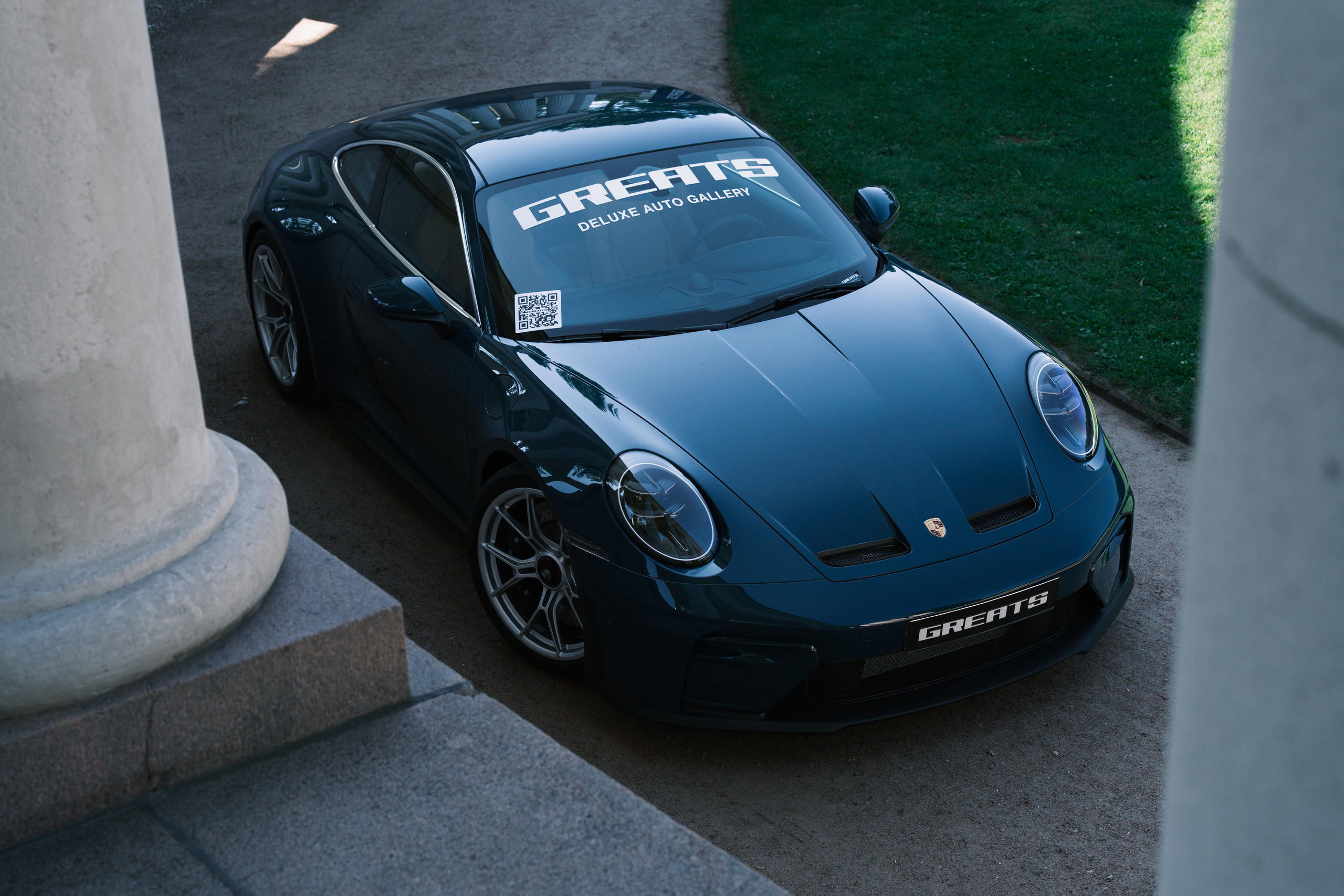 Чёрный Porsche 911 между колоннами усадьбы Архангельское