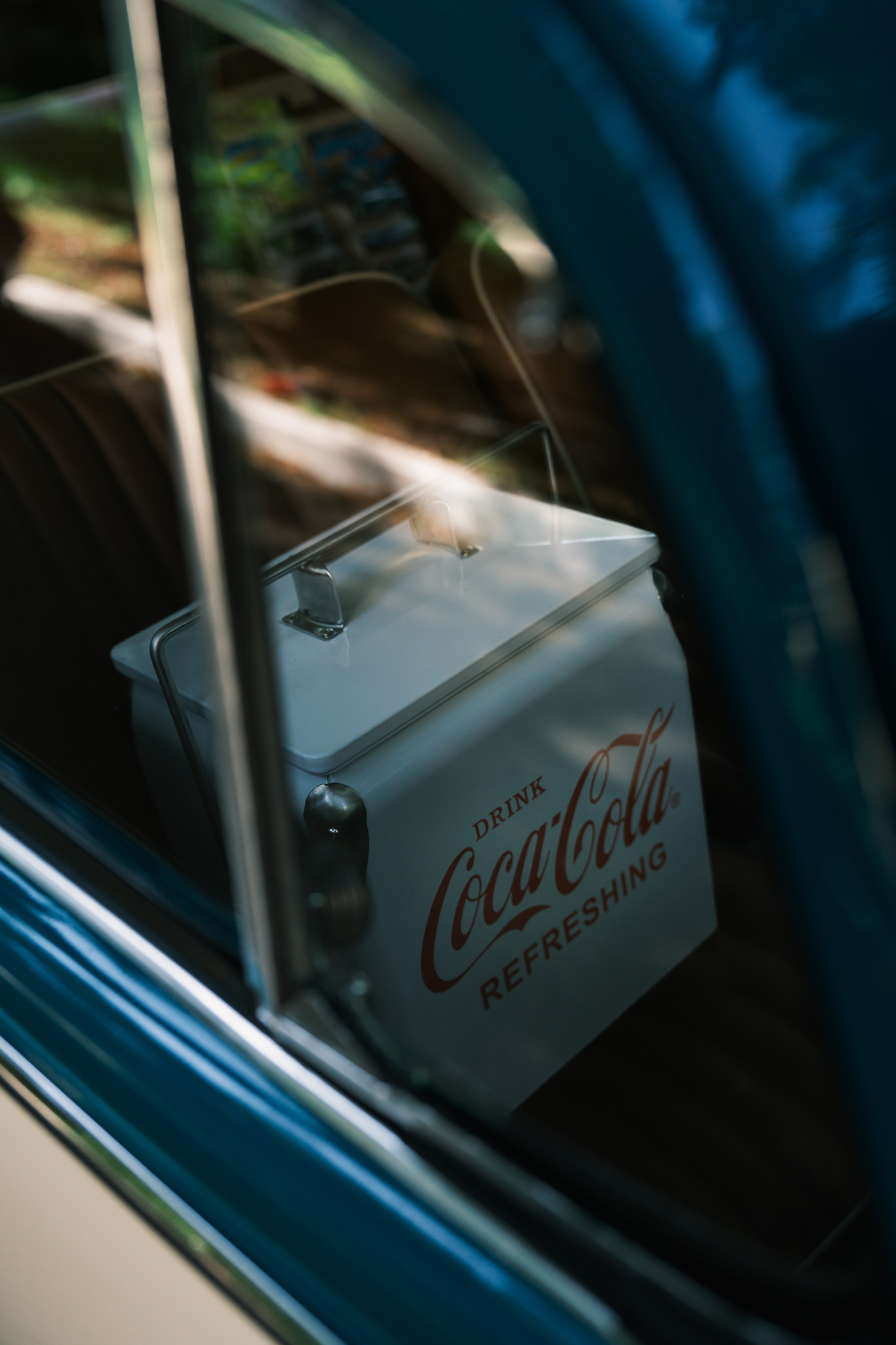 Ретро-холодильник Coca-Cola в салоне классического автомобиля