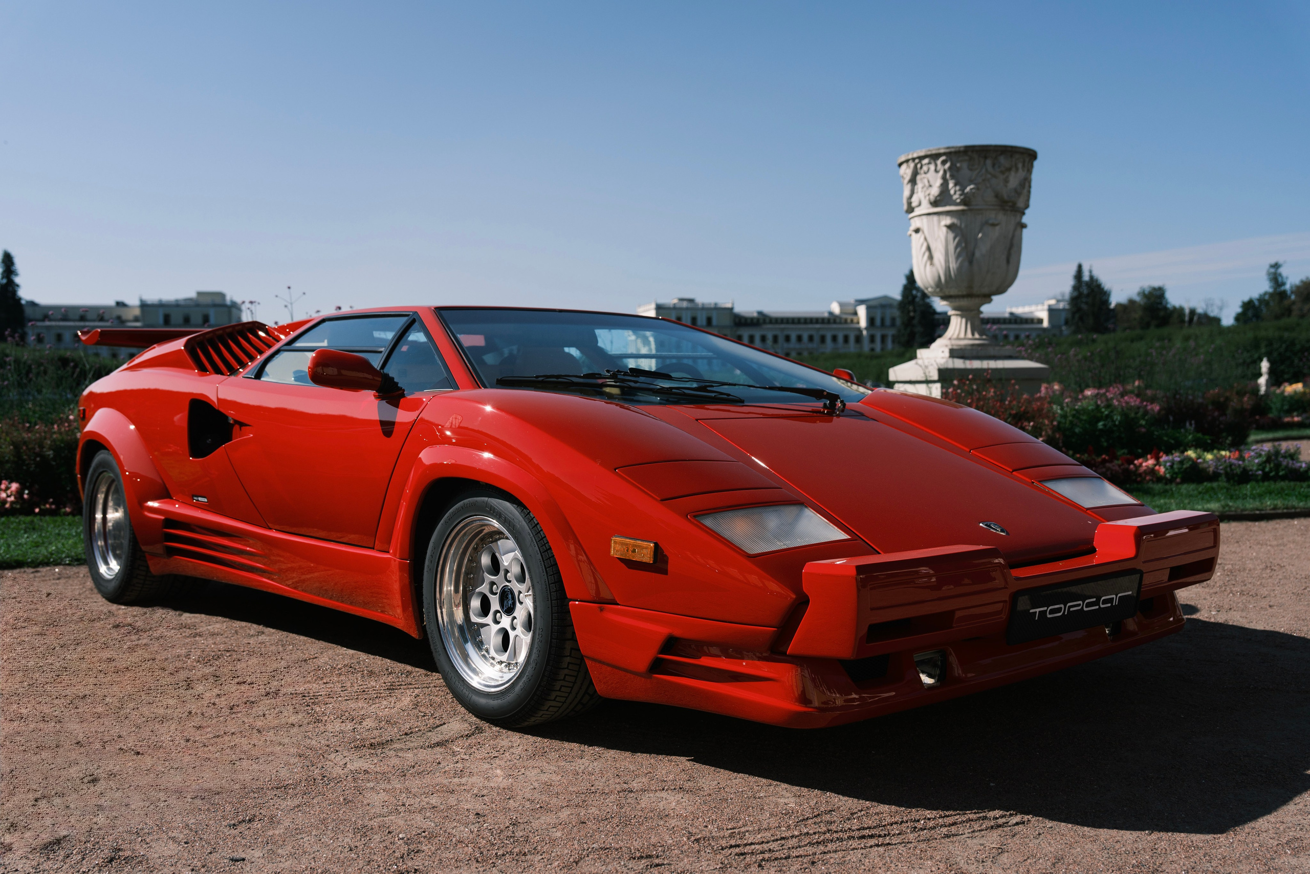 Оранжевый Lamborghini Countach на фоне парка усадьбы Архангельское