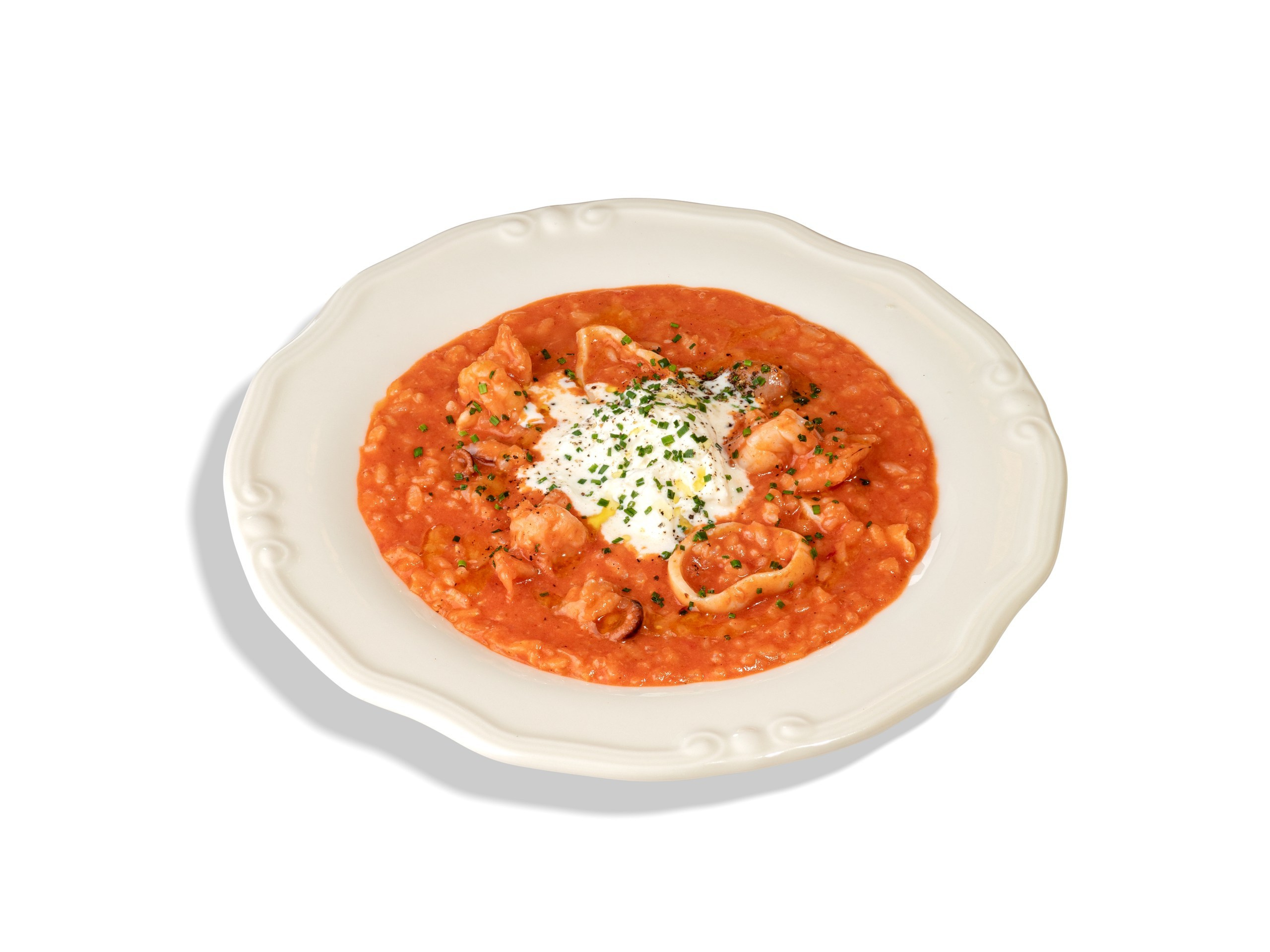 РИЗОТТО С МОРЕПРОДУКТАМИ И СТРАЧАТЕЛЛОЙ 890₽. Рис арборио томленый в сочных томатах, курином и рыбном бульонах, с добавлением обжаренных тигровых креветок, осьминогов и кальмаров. Сливочность блюду придает сыр страчателла и тертый сыр пармезан, а завершает подачу свежий лук сибулет.