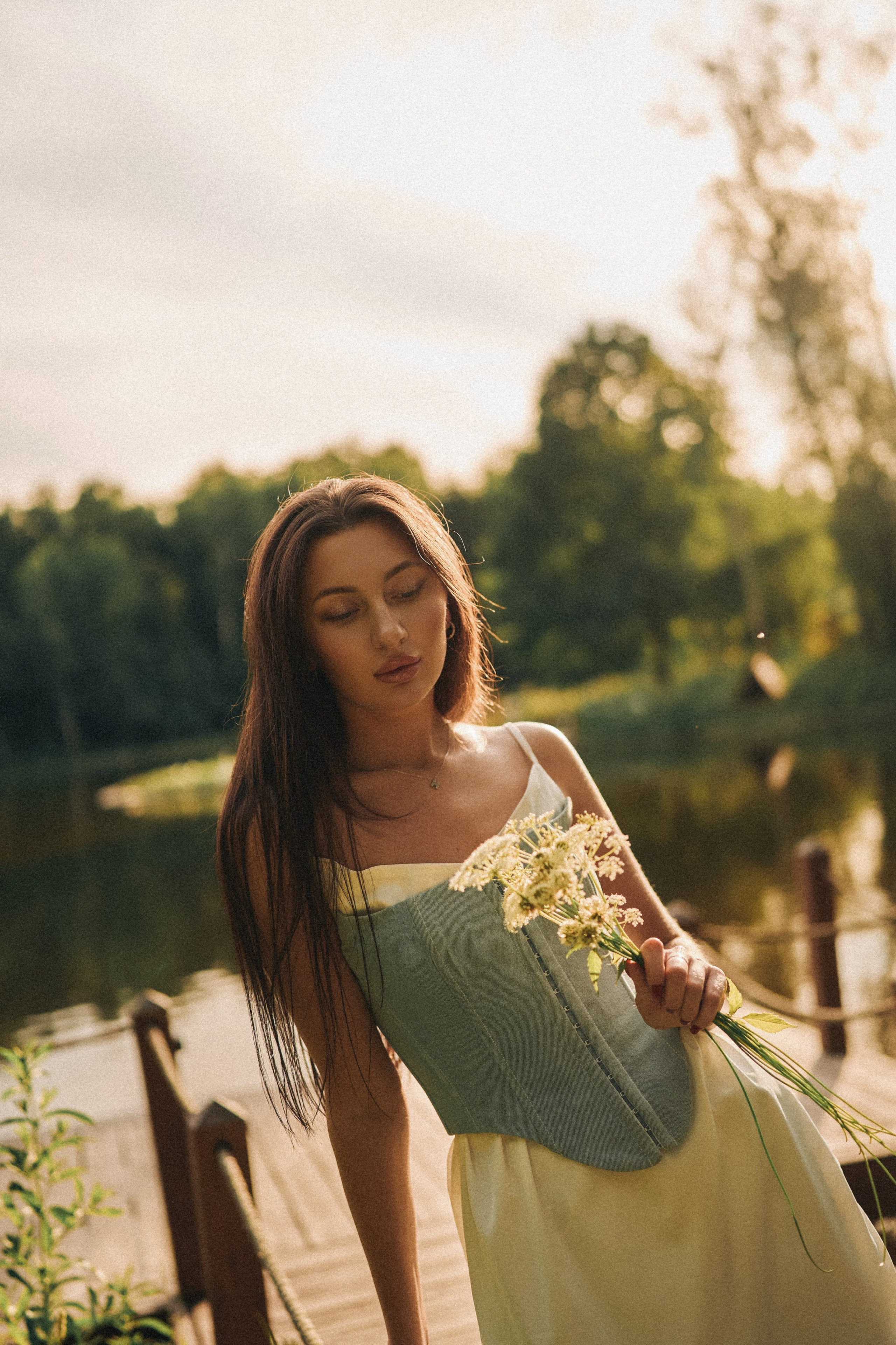 Романтичная женская фотосессия на лодке у воды, фотограф для девушек Москва