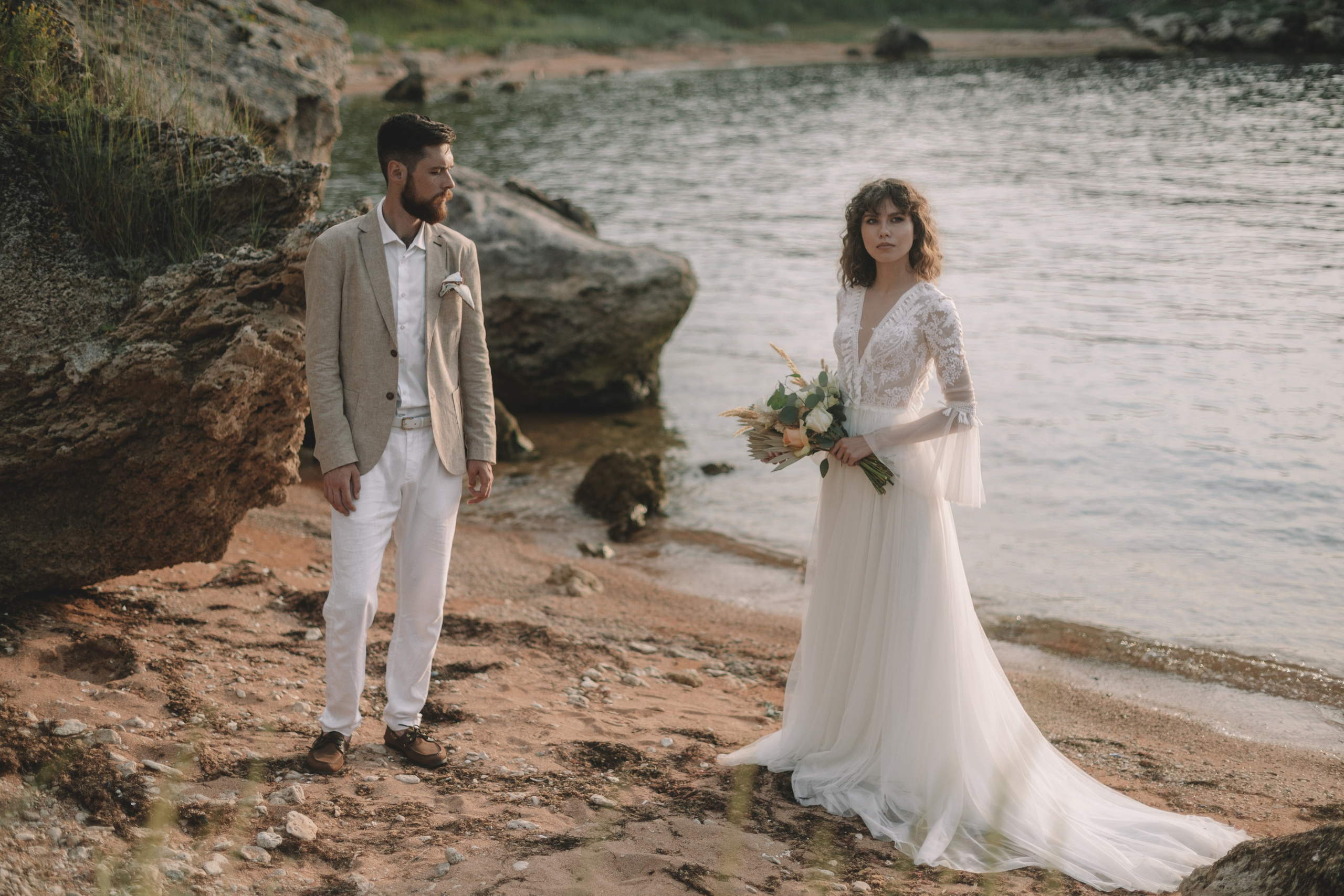 Свадебная фотосессия в Щелкино ,Бухта Космонавтов. Выездная церемония на берегу моря Крым. Свадебный и семейный фотограф и видеограф, Крым, Москва, Санкт -Петербург