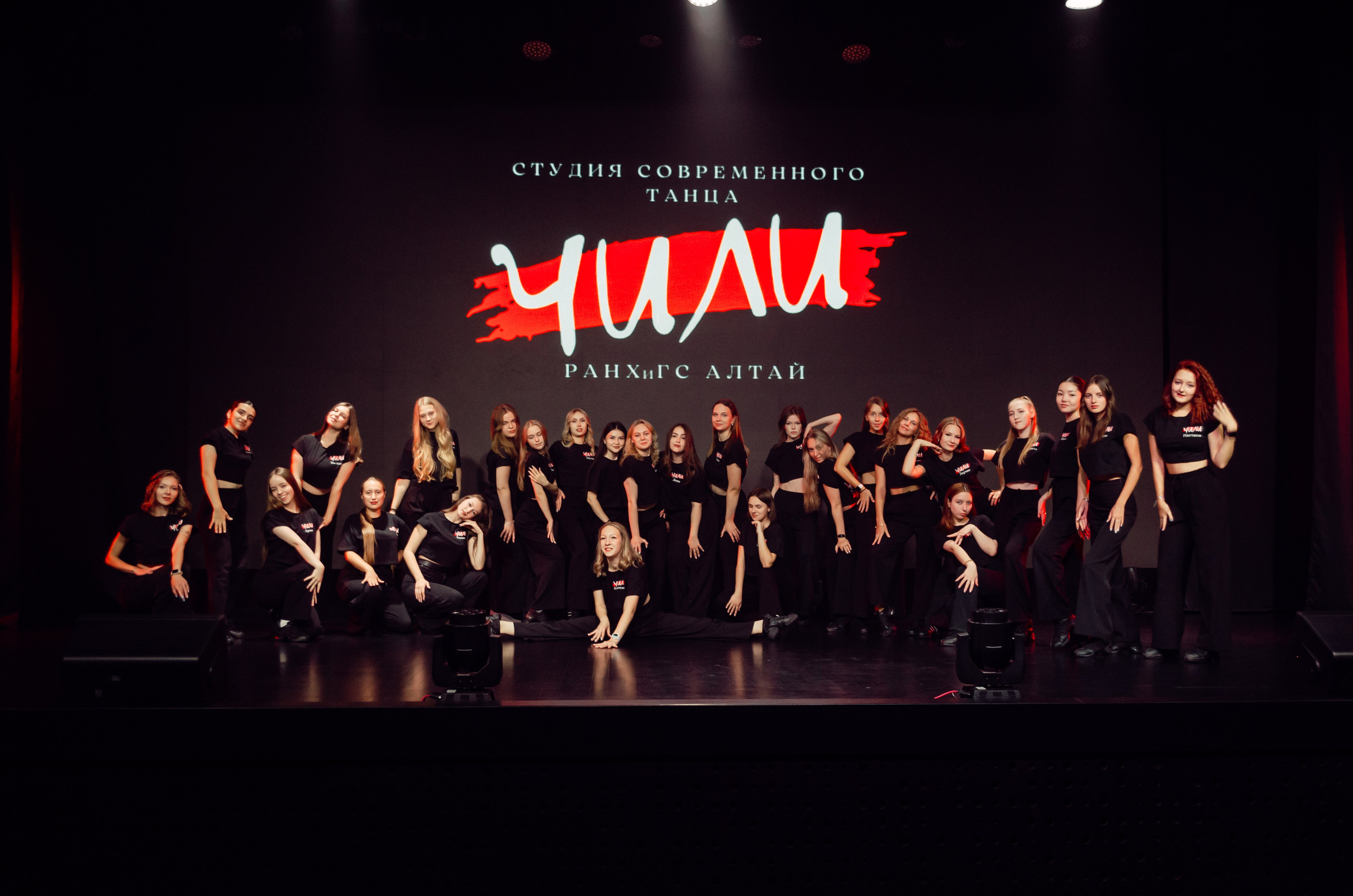 Групповая фотосъемка танцевального коллектива. Денисова Аля — фотограф для парных съемок и индивидуальных историй в Барнауле