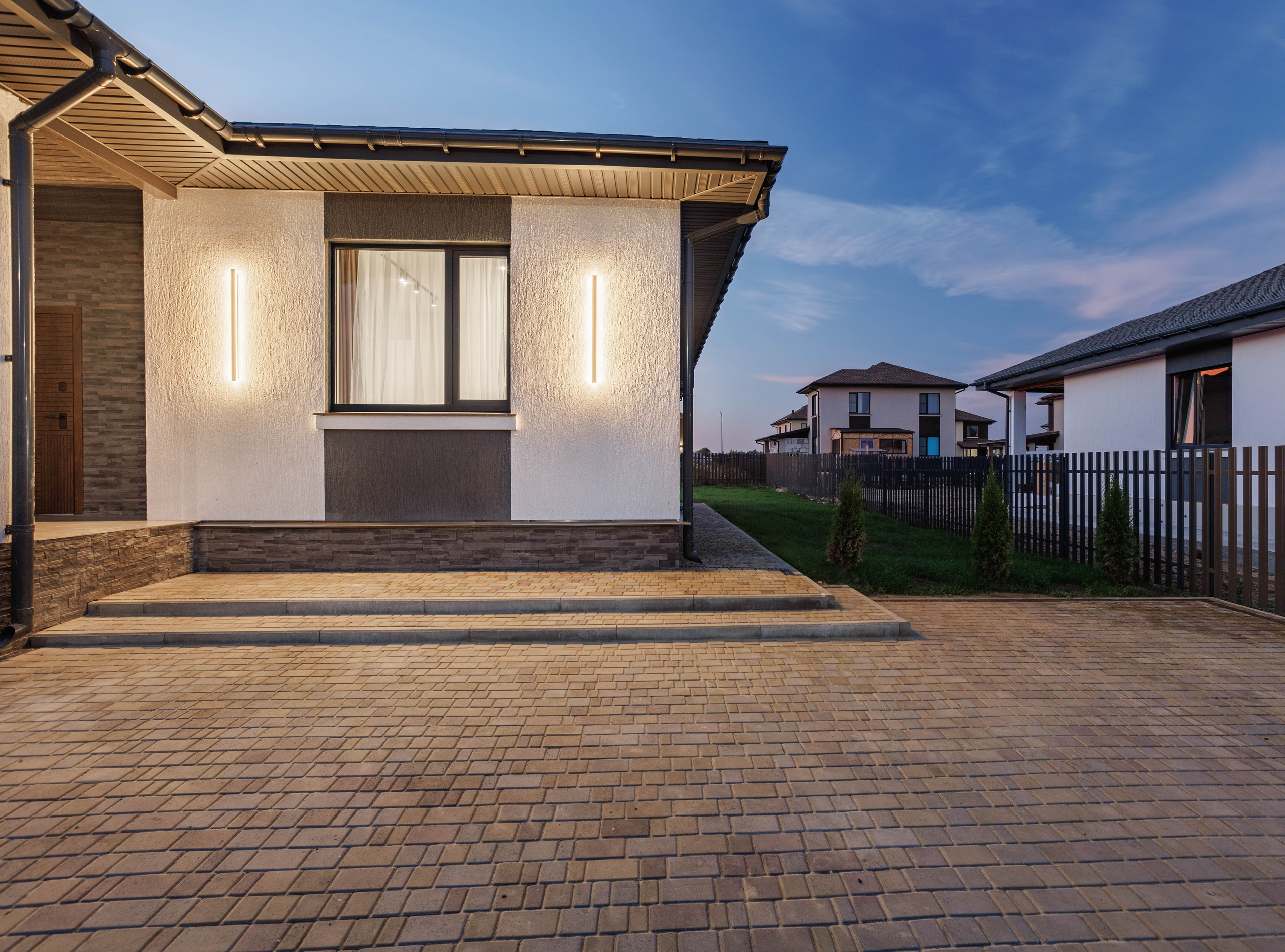 Зачем приглашать фотографа для фотосъемки домаВ современном мире визуальный контент играет ключевую роль в привлечении внимания к недвижимости. Приглашение профессионального фотографа для фотосъемки дома может стать важным шагом в успешной продаже или аренде жилья. Данная статья рассматривает, какие преимущества это может принести, а также задачи, которые решает архитектурный фотограф