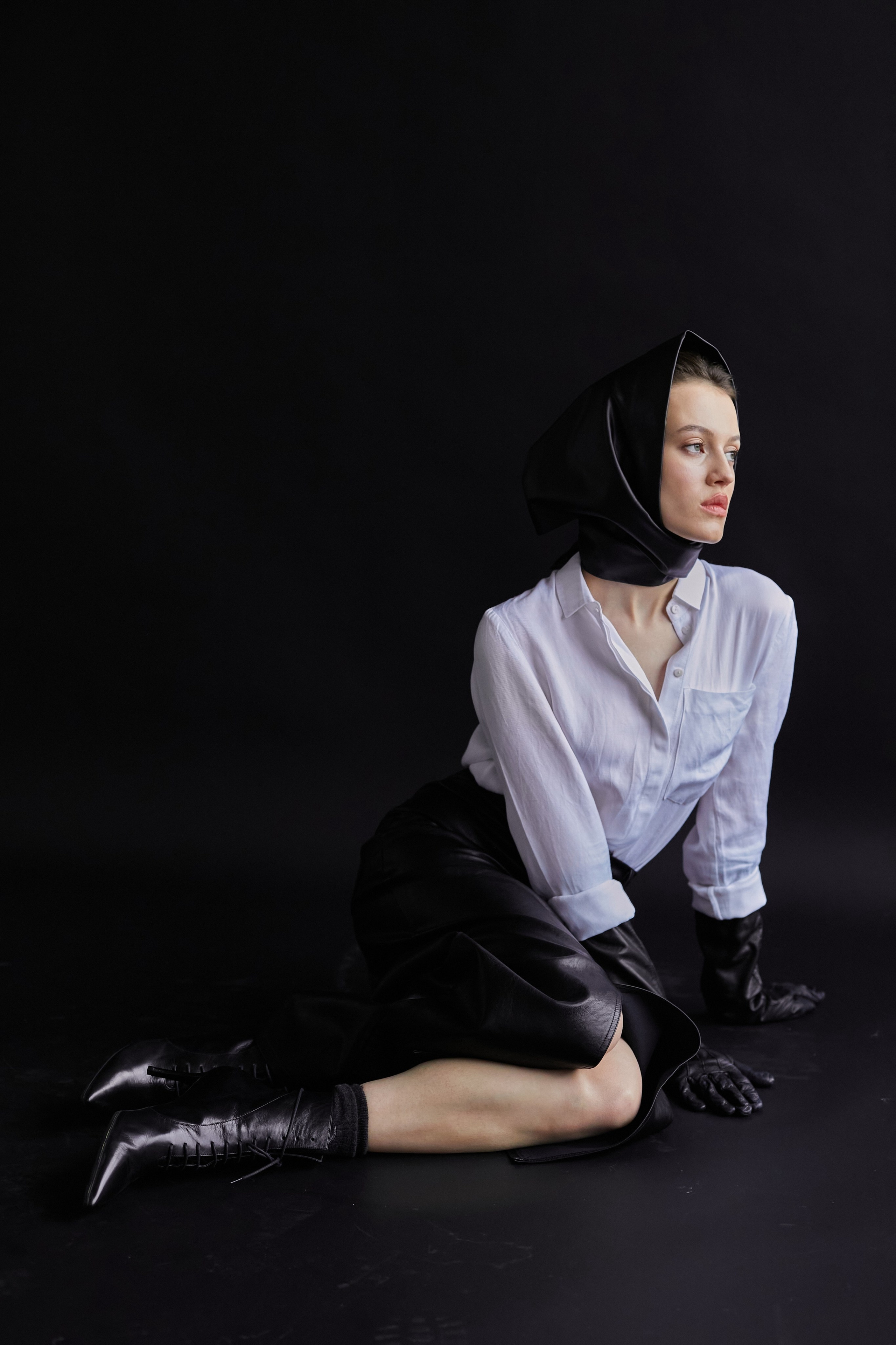 Фотограф в Москве. Студия. Студийный портрет. Девушка в черных кожаных перчатках и строгом костюме на черном фоне. Женский портрет. Воркшоп.