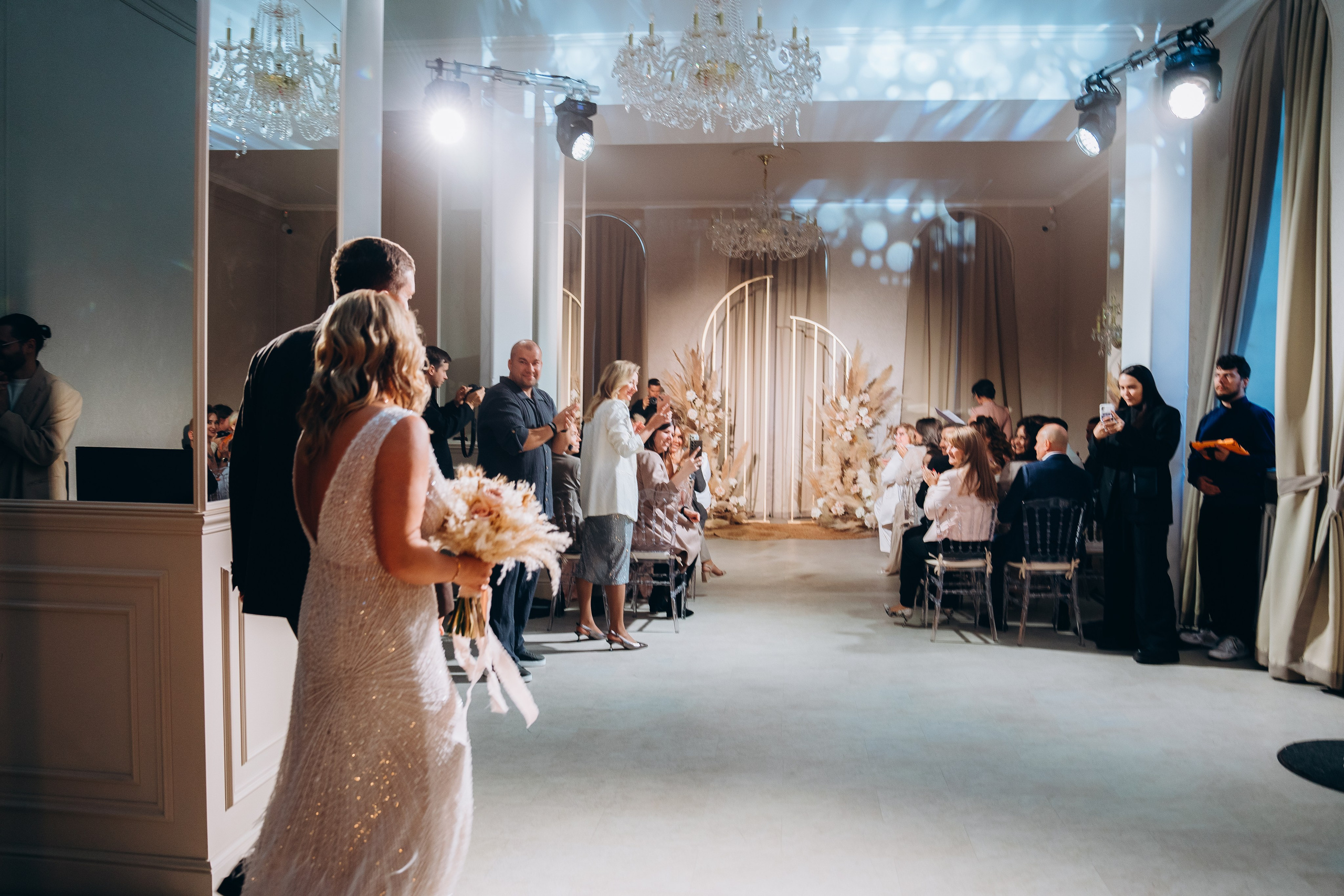 Невеста и жених видят друг друга впервые в свадебный день — эмоциональный момент, запечатленный фотографом.