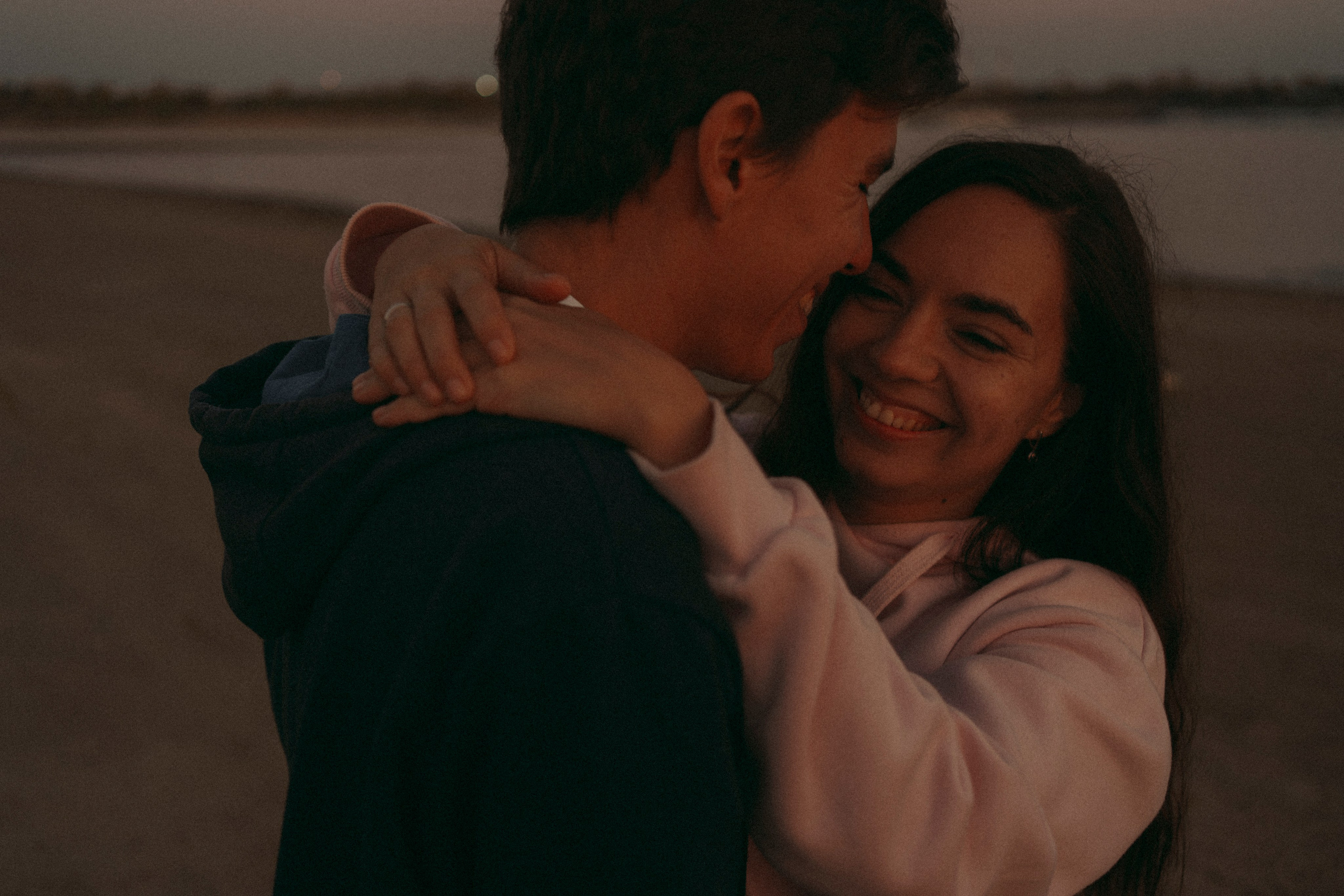 Love Story в свадебных нарядах на берегу реки. Портретный фотограф в Казани, Красной Поляне и Сочи Анна Кузнецова