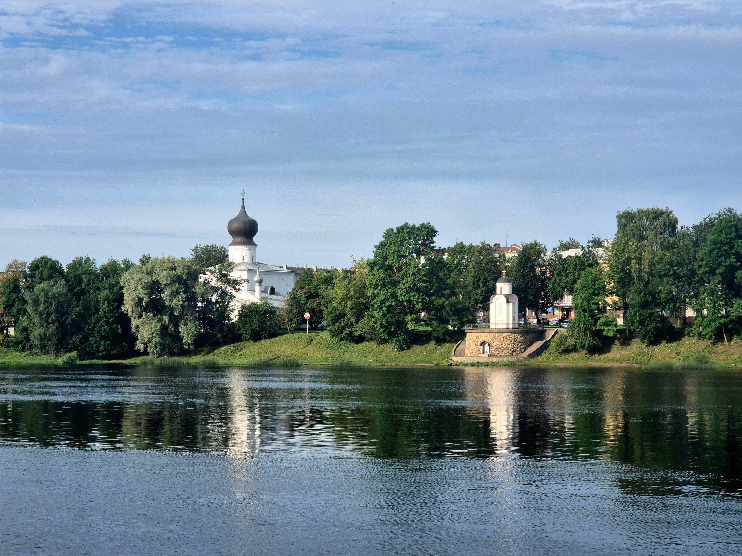 На другом берегу р.Великой - как раз где нам плыть против течения - Ольгина часовня