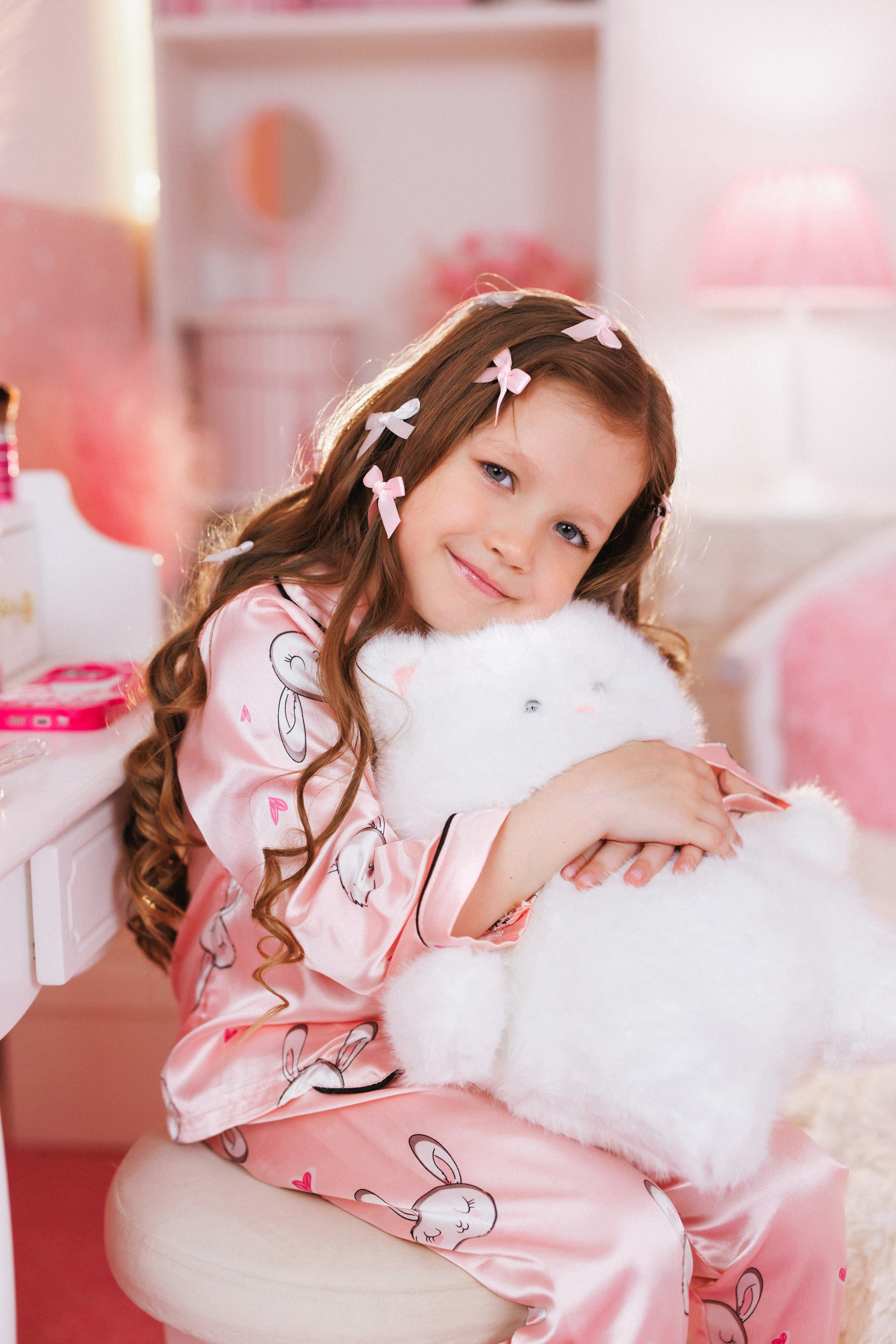 Фотосессия для девочек в интерьере розовой комнаты. Семейный и детский фотограф в Краснодаре Анна Трашкова