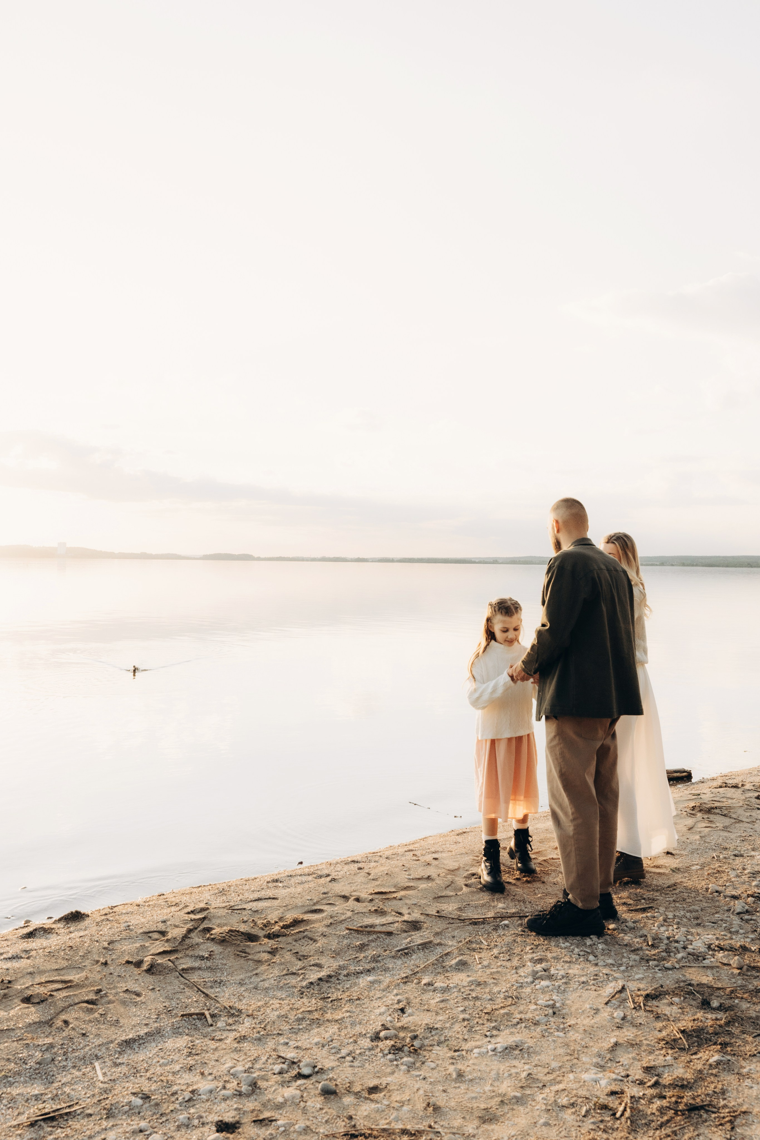 Весеннее тепло семьи на берегу Минского моря. Ваш семейный фотограф в Минске — Вика Трегубова