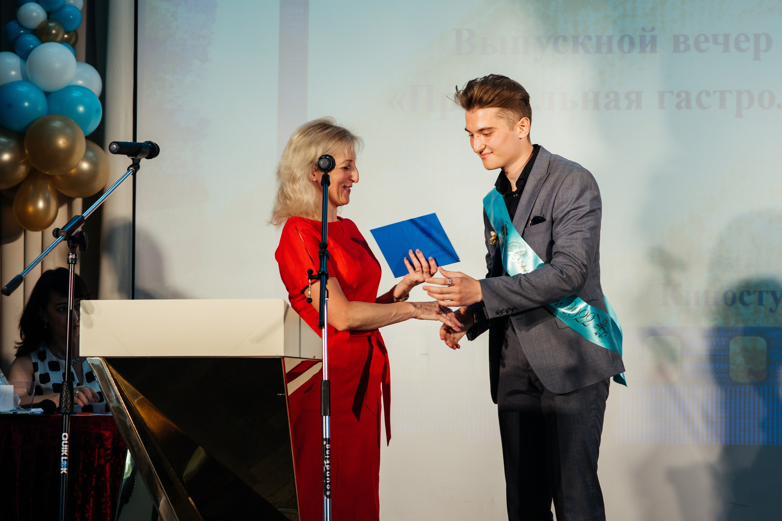 Вручение аттестатов. Выпускные альбомы в Подольске Москве и МО