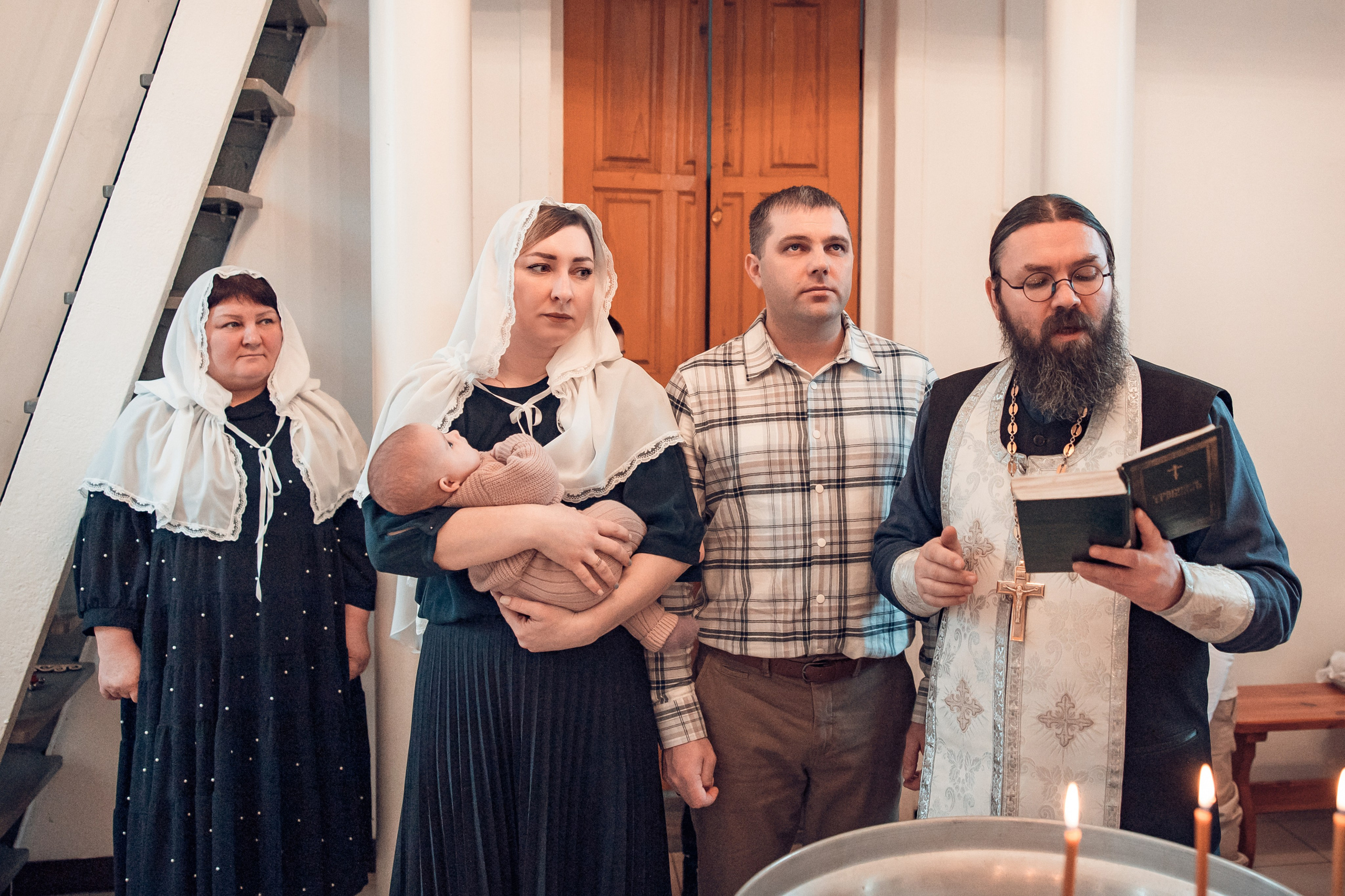 Таинство Крещения Виктории. Церковь Казанской иконы Божией Матери в Вышетравино. Семейный фотограф в Рязани и Рязанской области