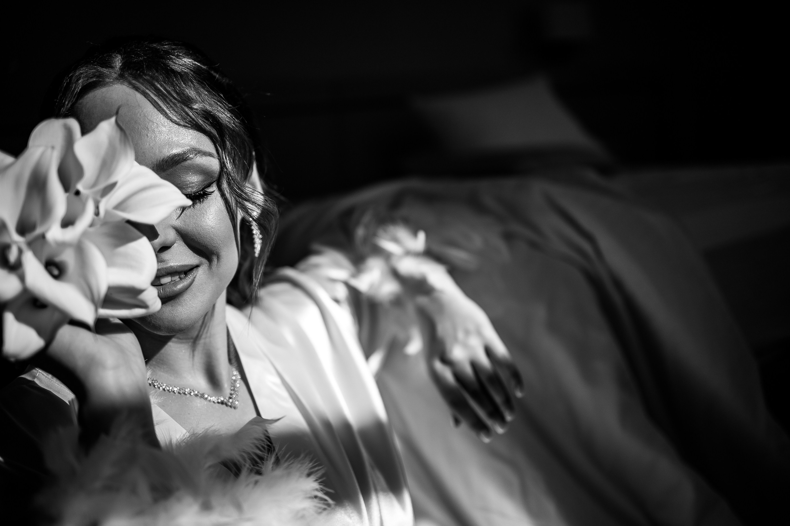 Красивая невеста в халате перед свадьбой в отеле