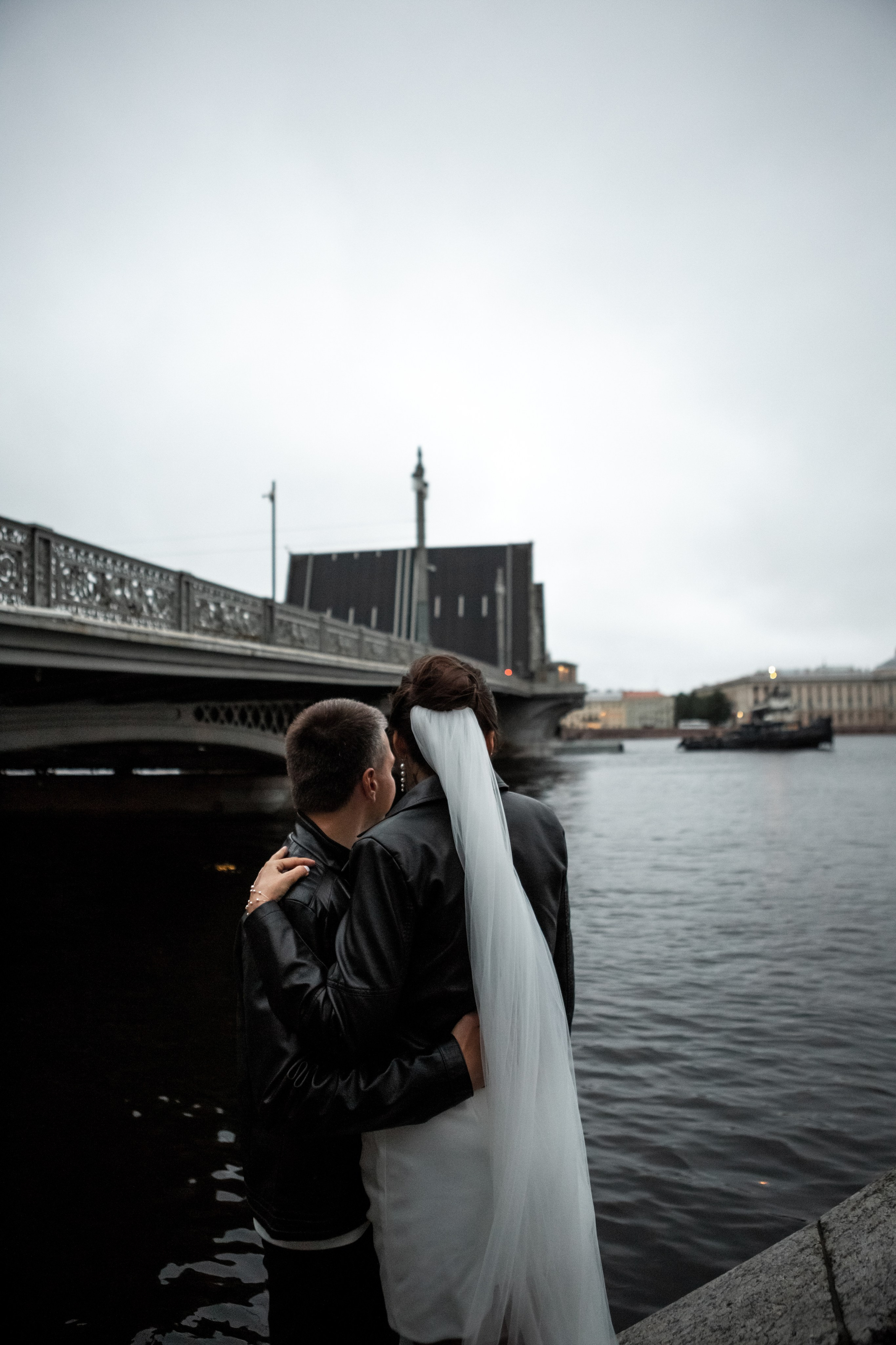 Свадебная фотопрогулка в ночном Петербурге