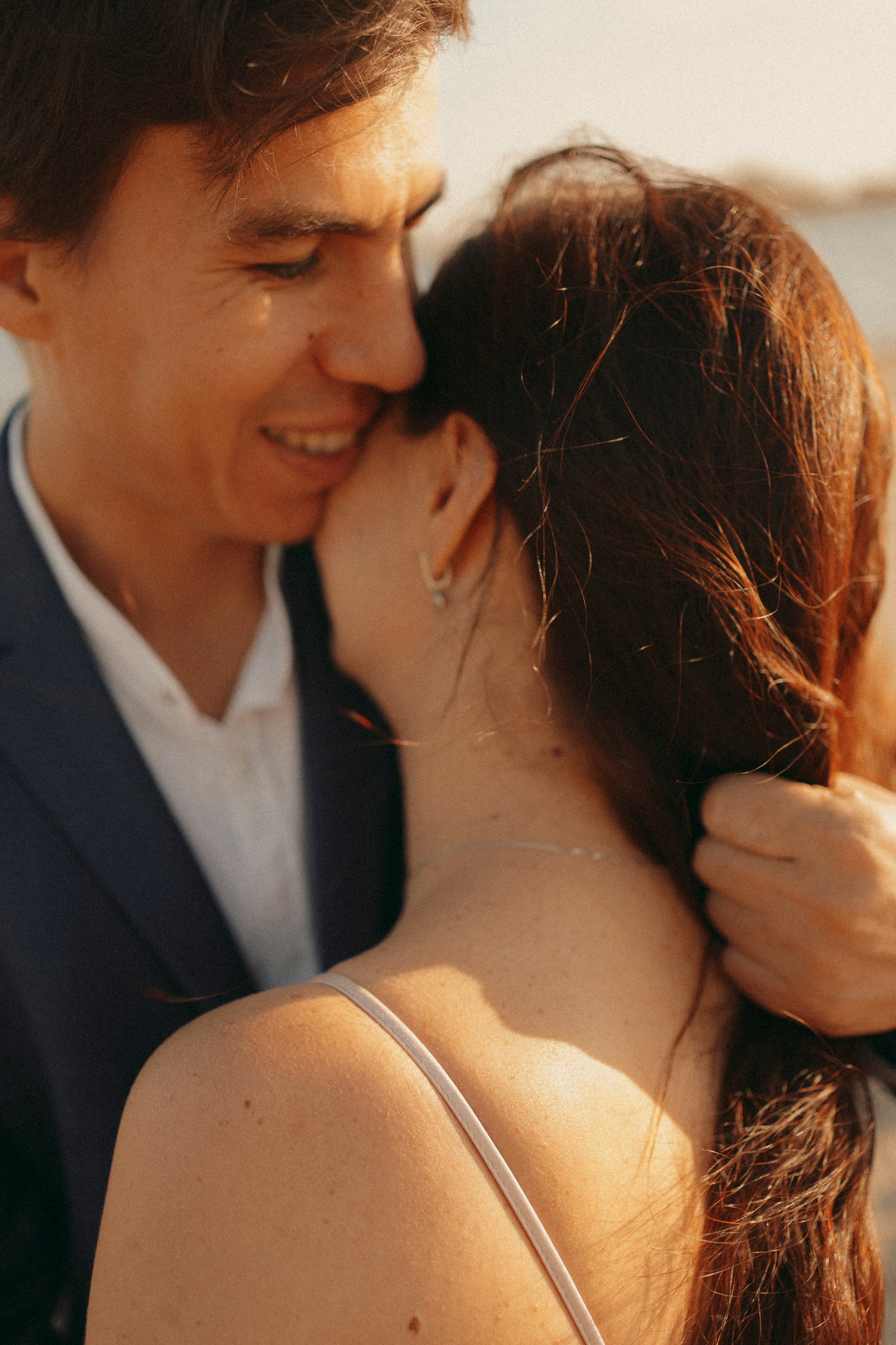 Love Story в свадебных нарядах на берегу реки. Портретный фотограф в Казани, Красной Поляне и Сочи Анна Кузнецова