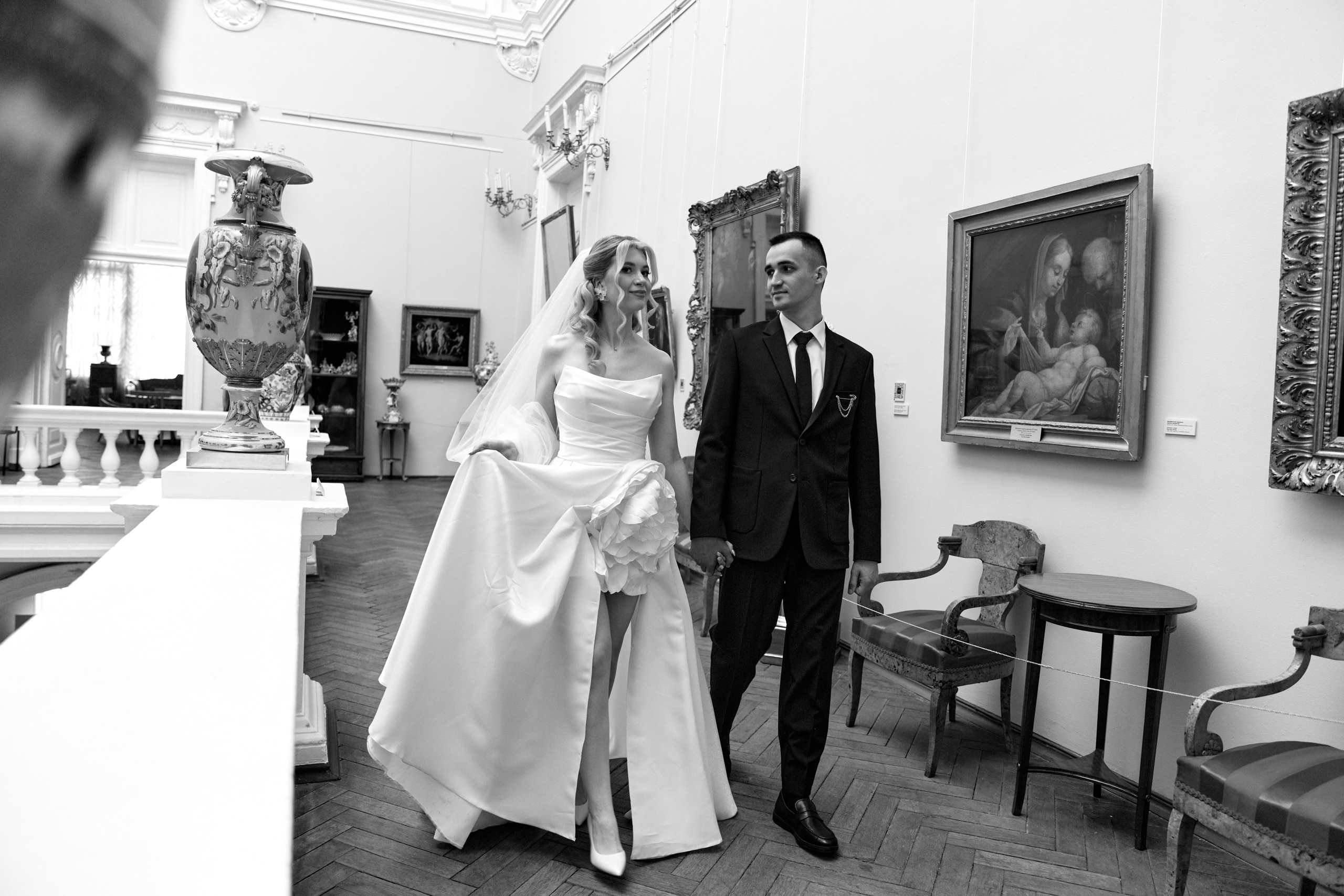 Прогулка молодоженов по коридору Краеведческого музея Ульяновска. Свадебная фотосессия от Орешиной Елены
