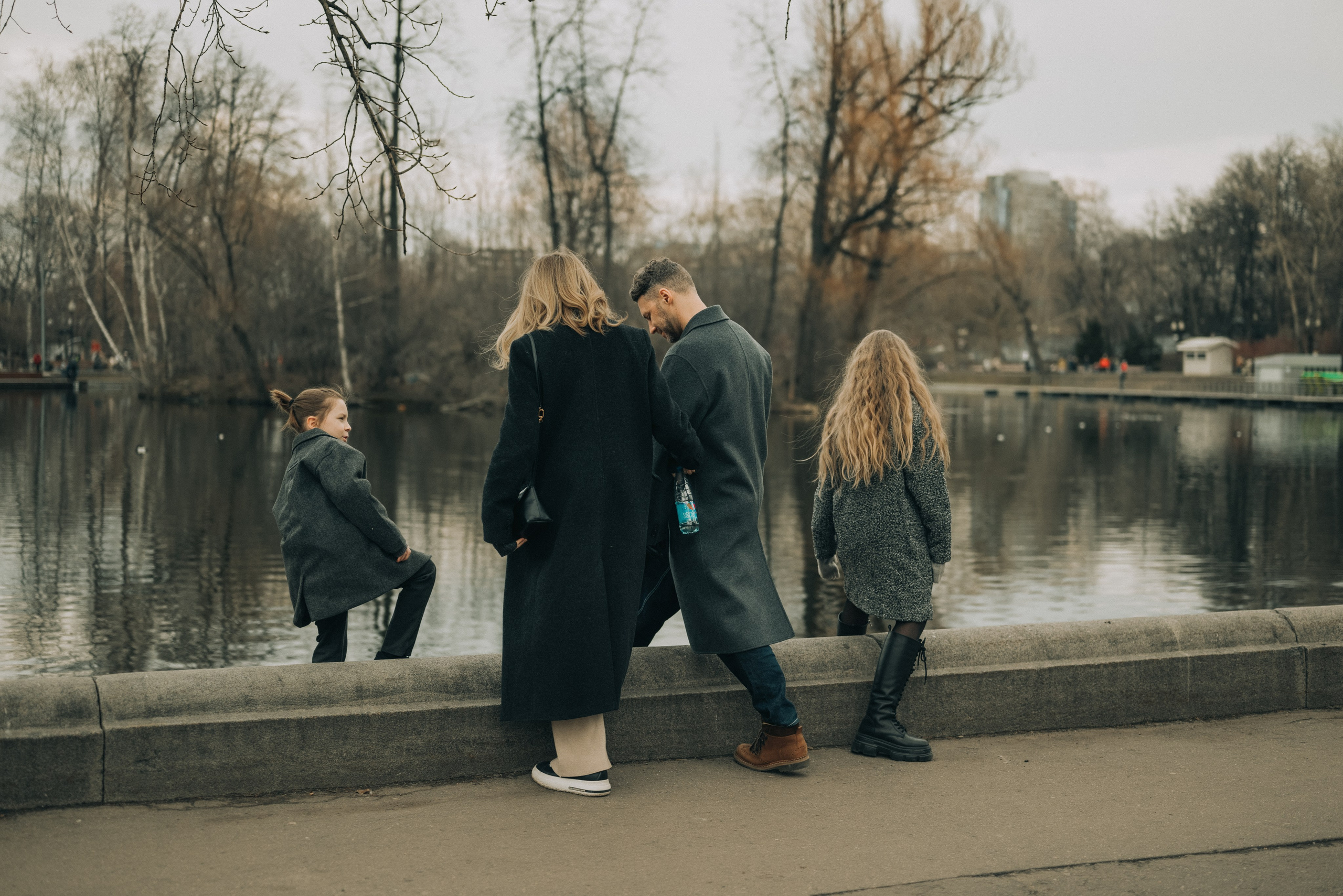 Весенняя прогулка. Аня, Егор, Эми и Миша. Семейный фотограф в Москве Дарья Пузикова
