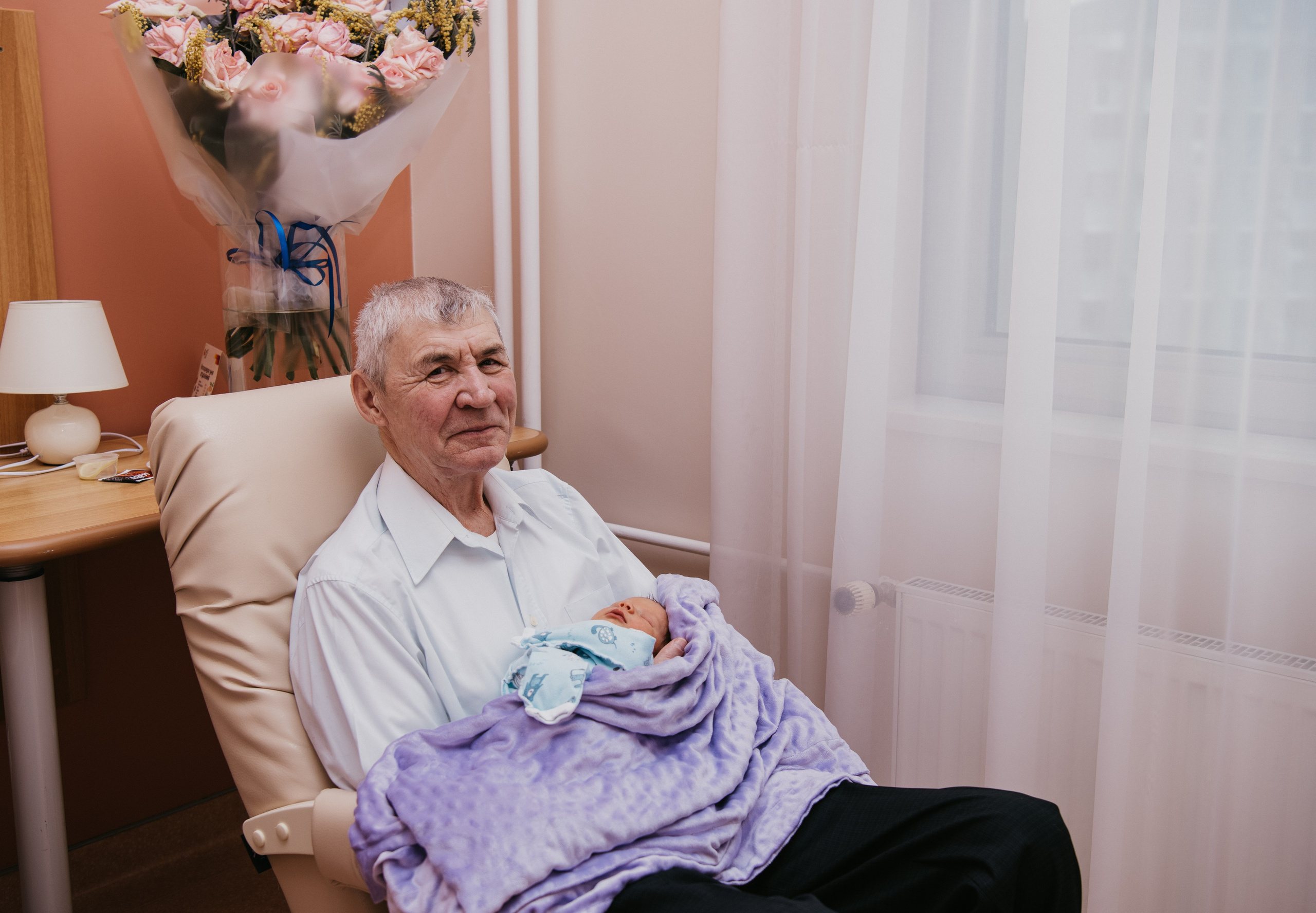 Выписка малыша. Мать и дитя на Севастопольском. Фотограф на выписку из роддома в Москве и МО