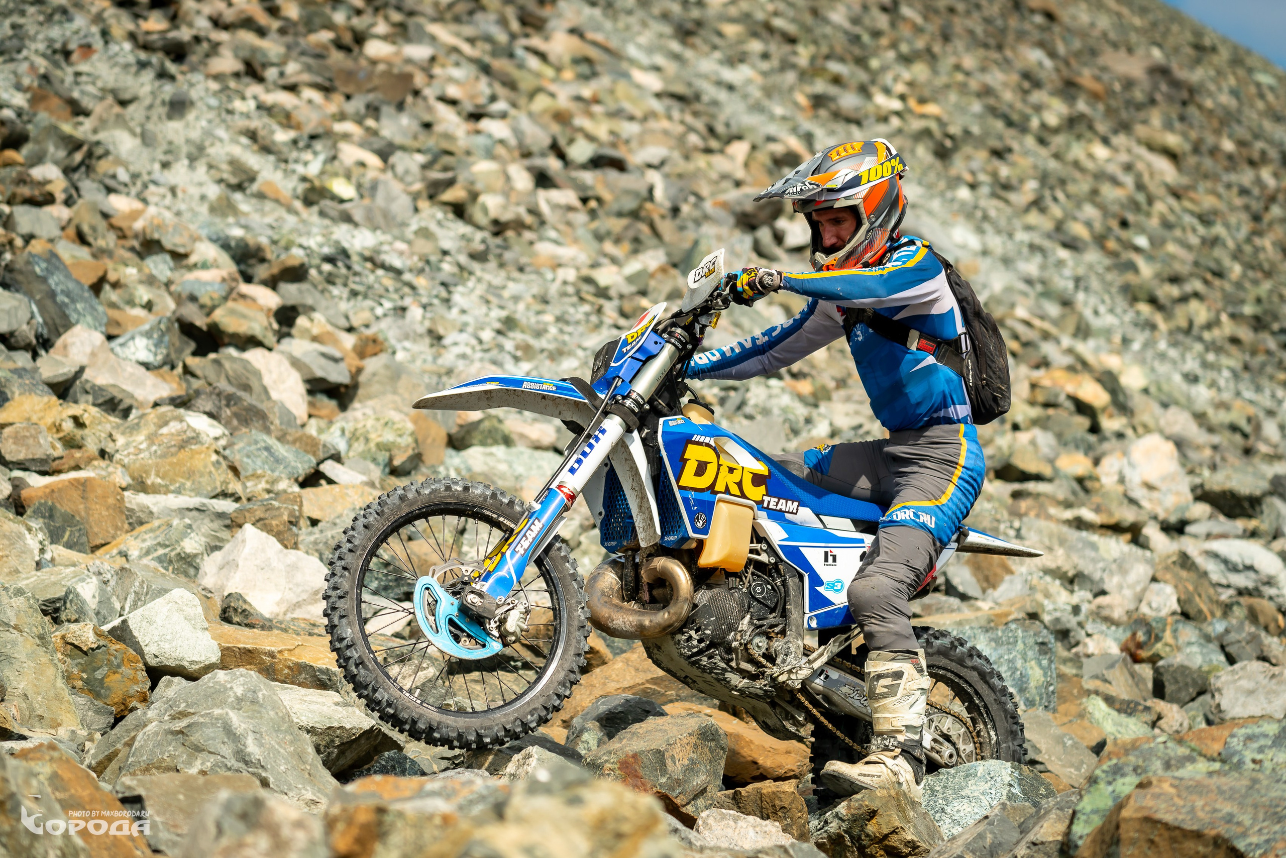 Гонщик на эндуро-мотоцикле DRC Team штурмует скалистую трассу