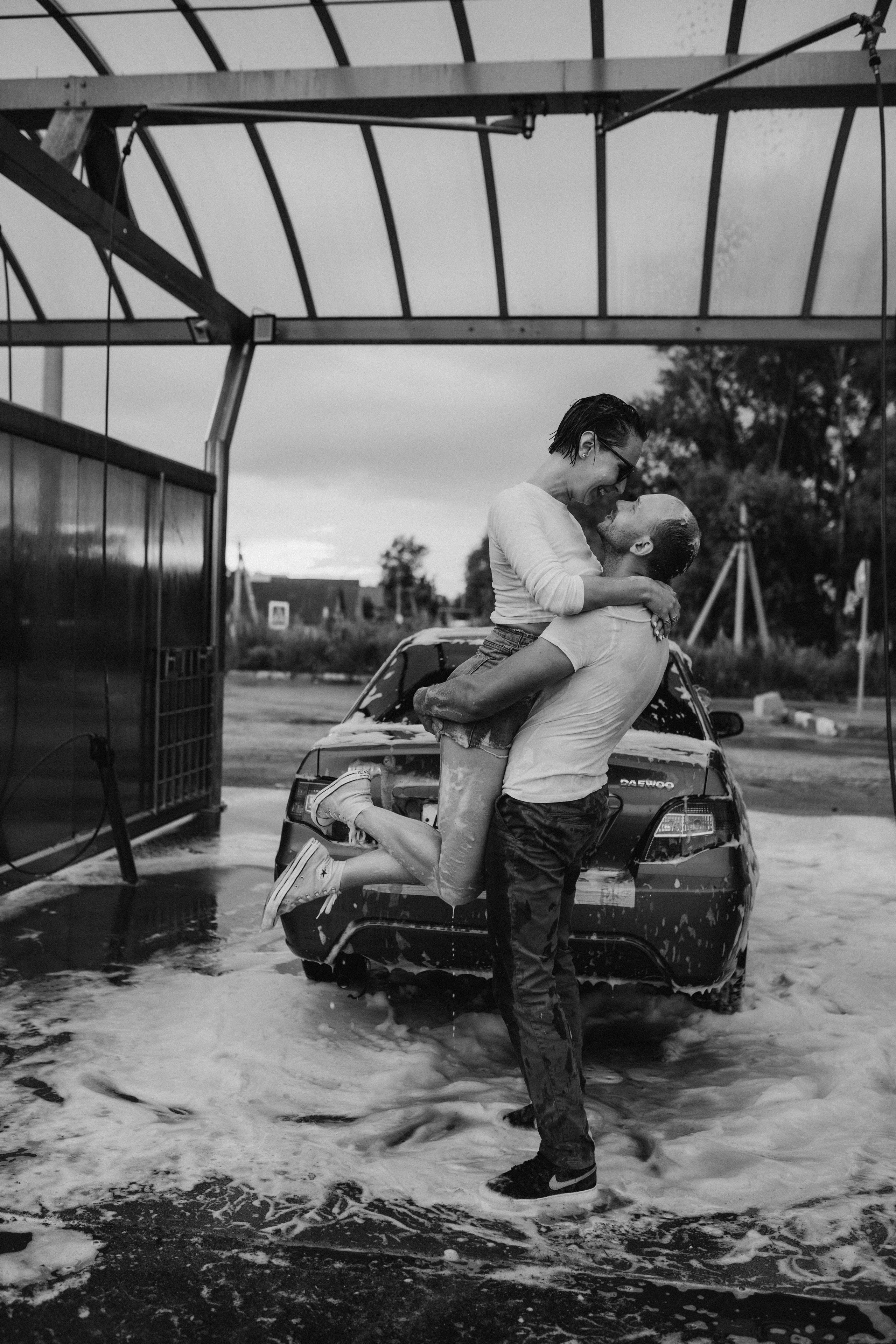 Любовь на одной из городских автомоек. Свадебный фотограф Новосибирск