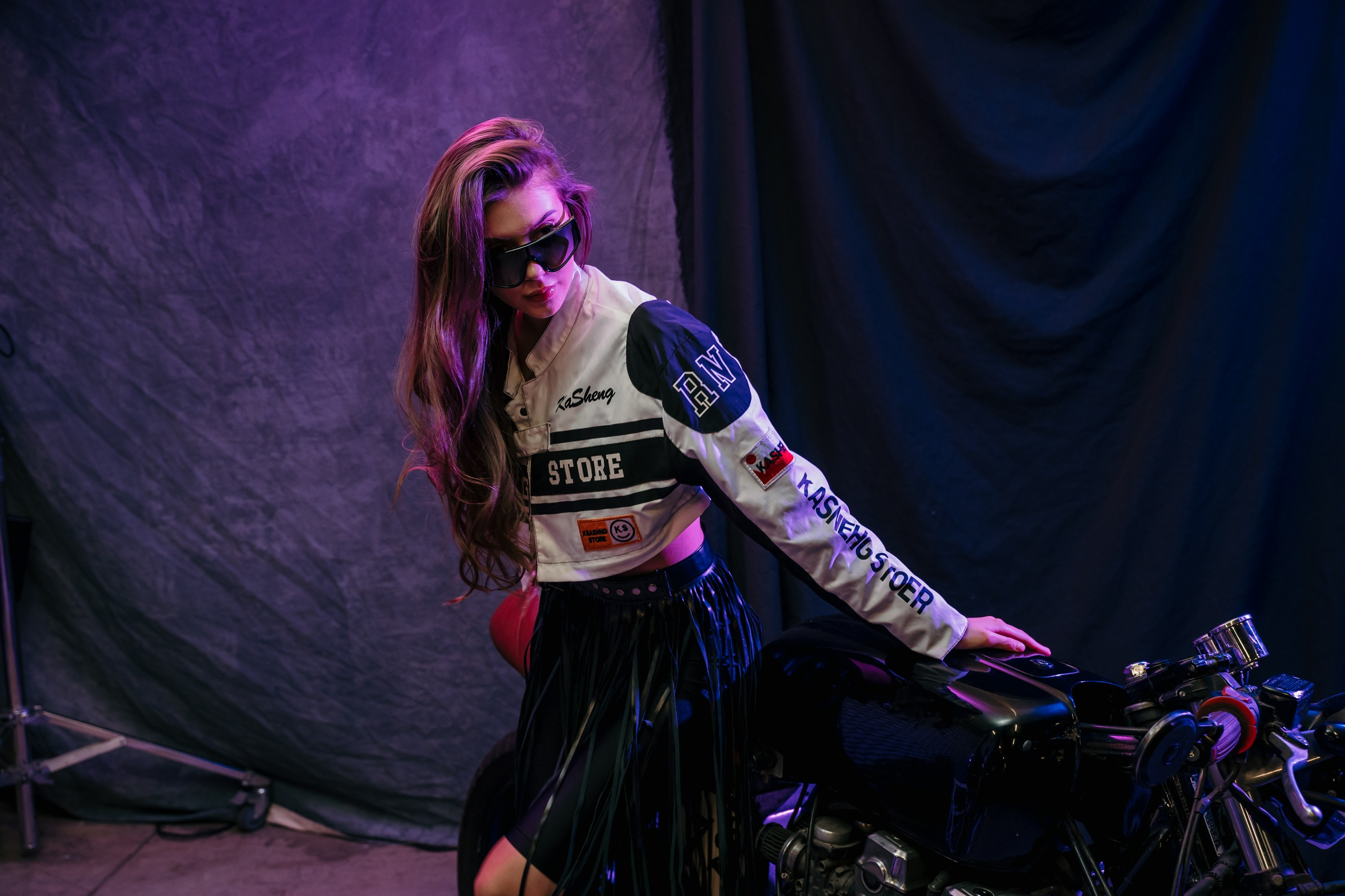 Фотосессия с мотоциклом в студии Санкт-Петербург. Свадебный, семейный, портретный, репортажный фотограф в Санкт-Петербурге