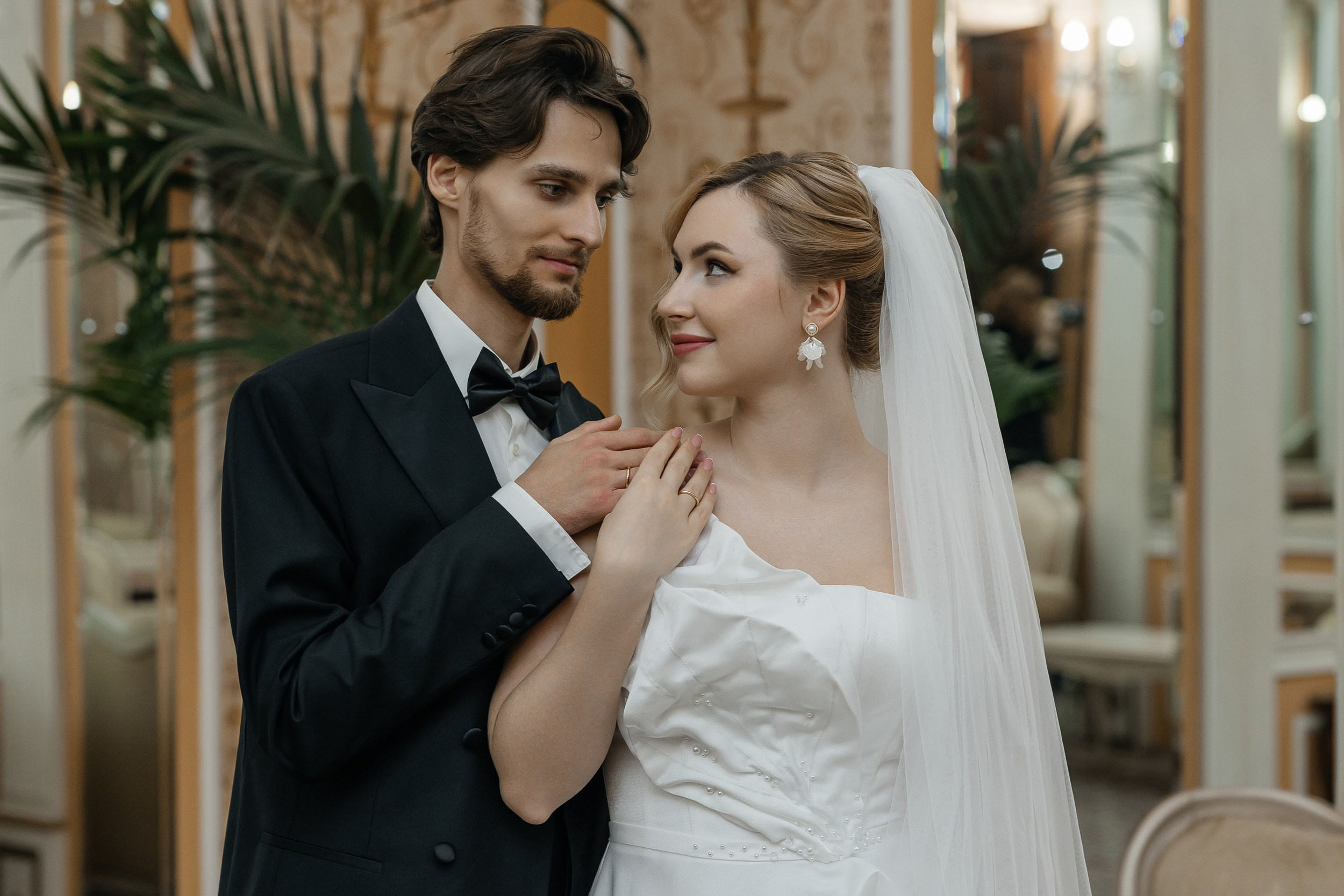 Свадебная фотосессия в отеле Hartwell hotel Moscow, Грибоедовском загсе. Свадебный фотограф в Москве Дарья Олендарёва