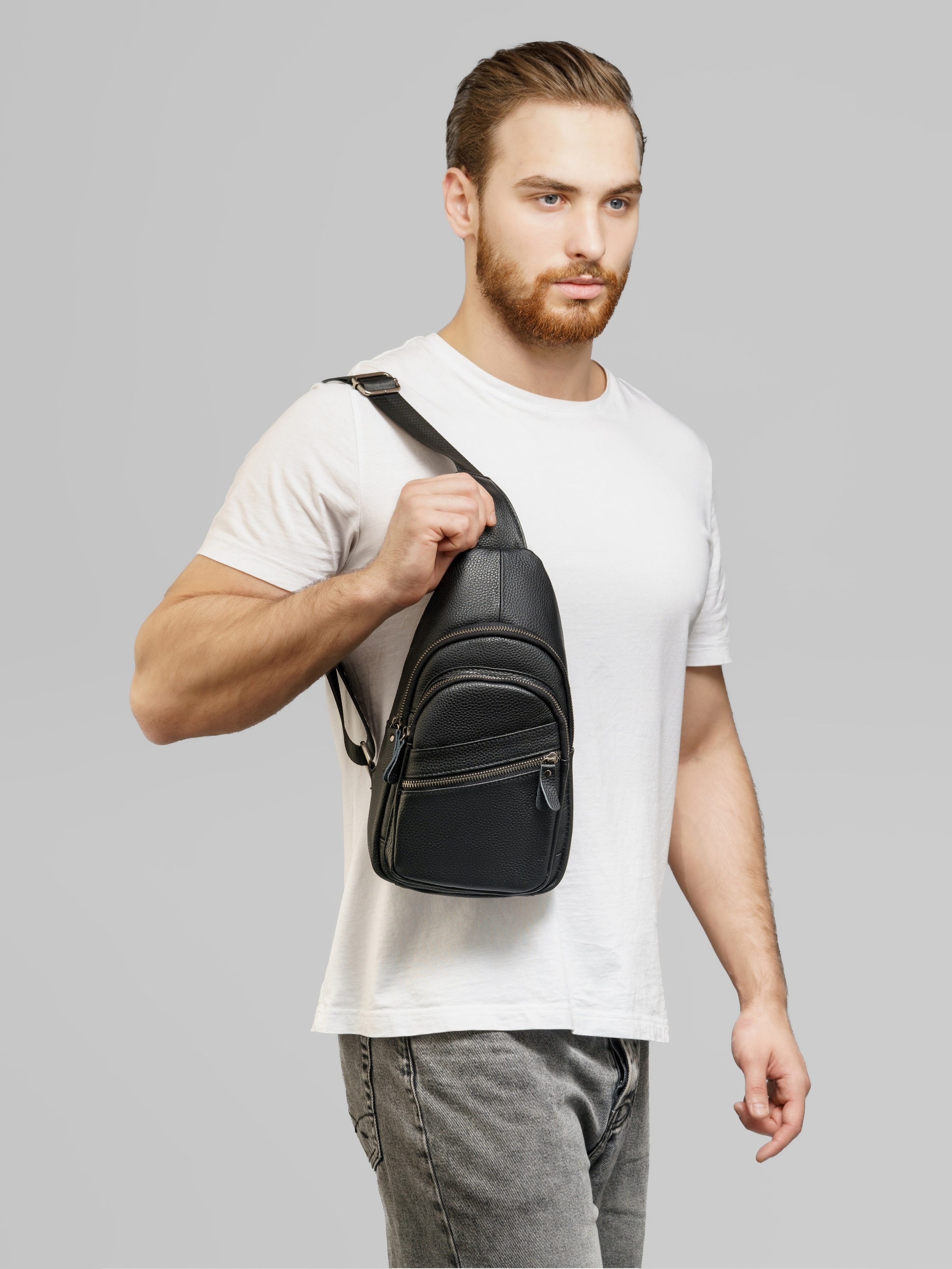 Сумки-бананки, модель Кирилл. KED Production — продакшн из СПб. Создаём фото, видео и контент, который помогает брендам и селлерам продавать больше