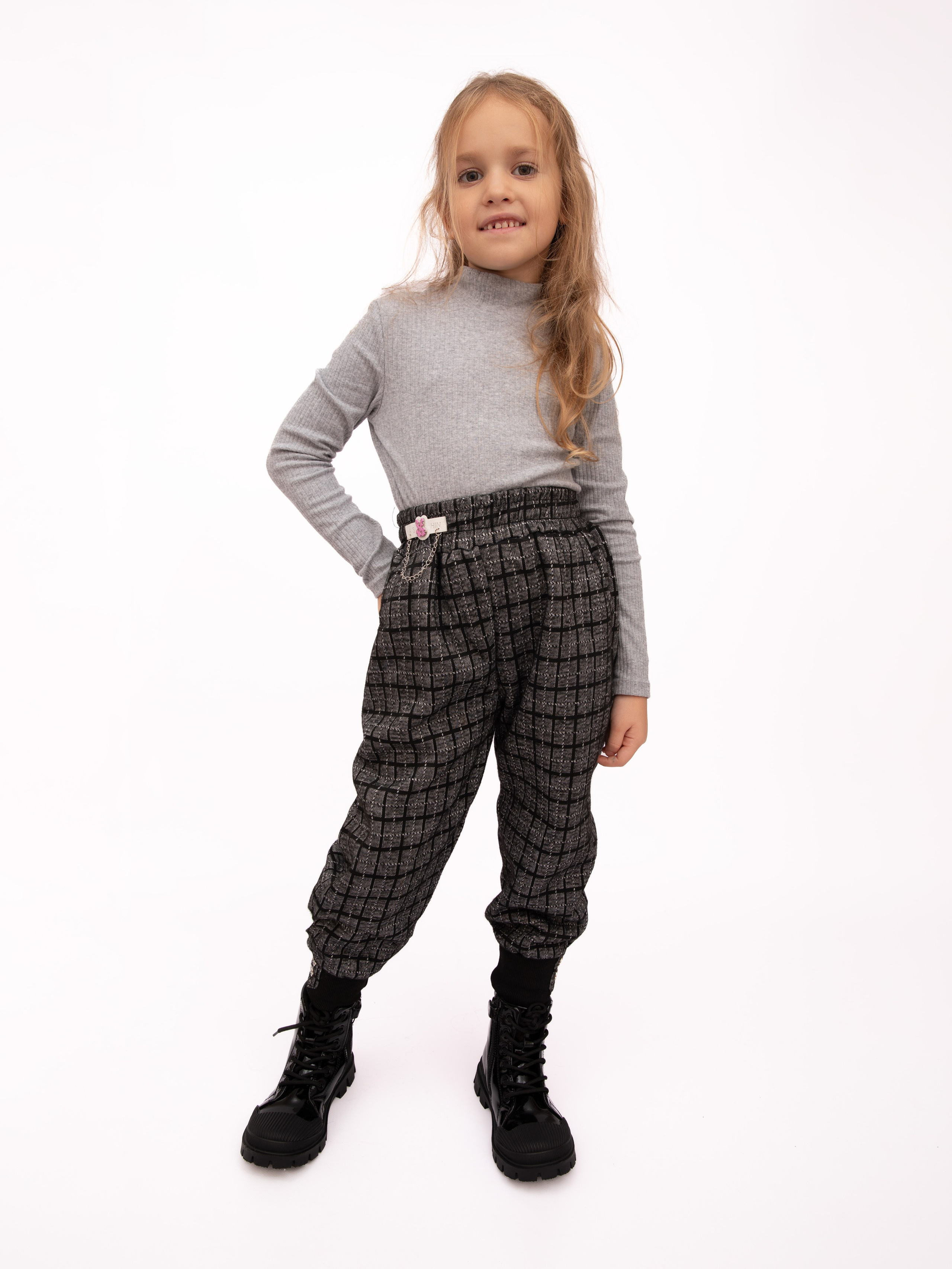 Детские брюки. Фотостудия предметной и модельной съёмки для маркетплейсов