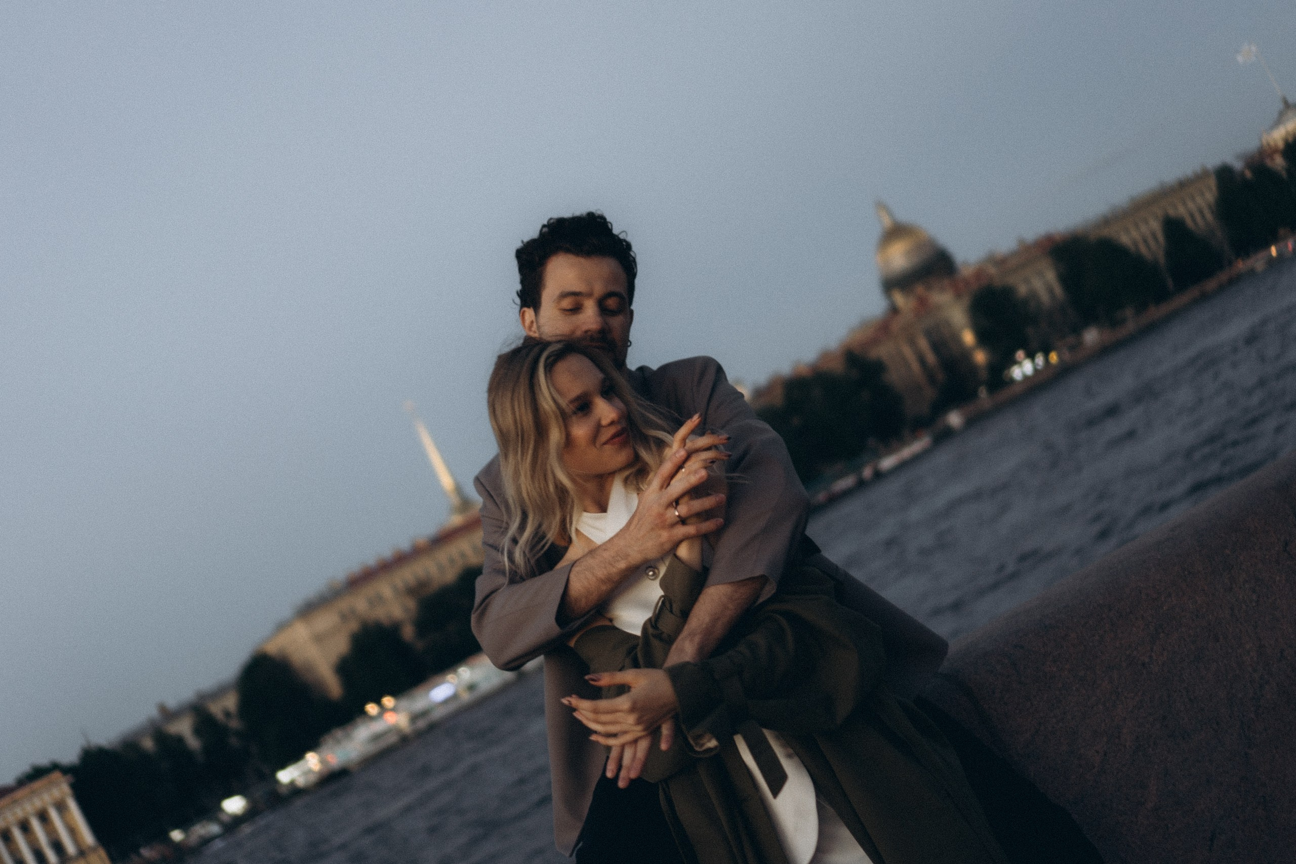 СВАДЕБНАЯ СЬЕМКА ПАРЫ НА РАССВЕТЕ В БЕЛЫЕ НОЧИ И ПРОГУЛКА С РАЗВОДНЫМИ МОСТАМИ И ПИКНИК ВОЗЛЕ ИСАКИЕВСКОГО СОБОРА. Профессиональный фотограф, Санкт-Петербург — Виктория Богомолова