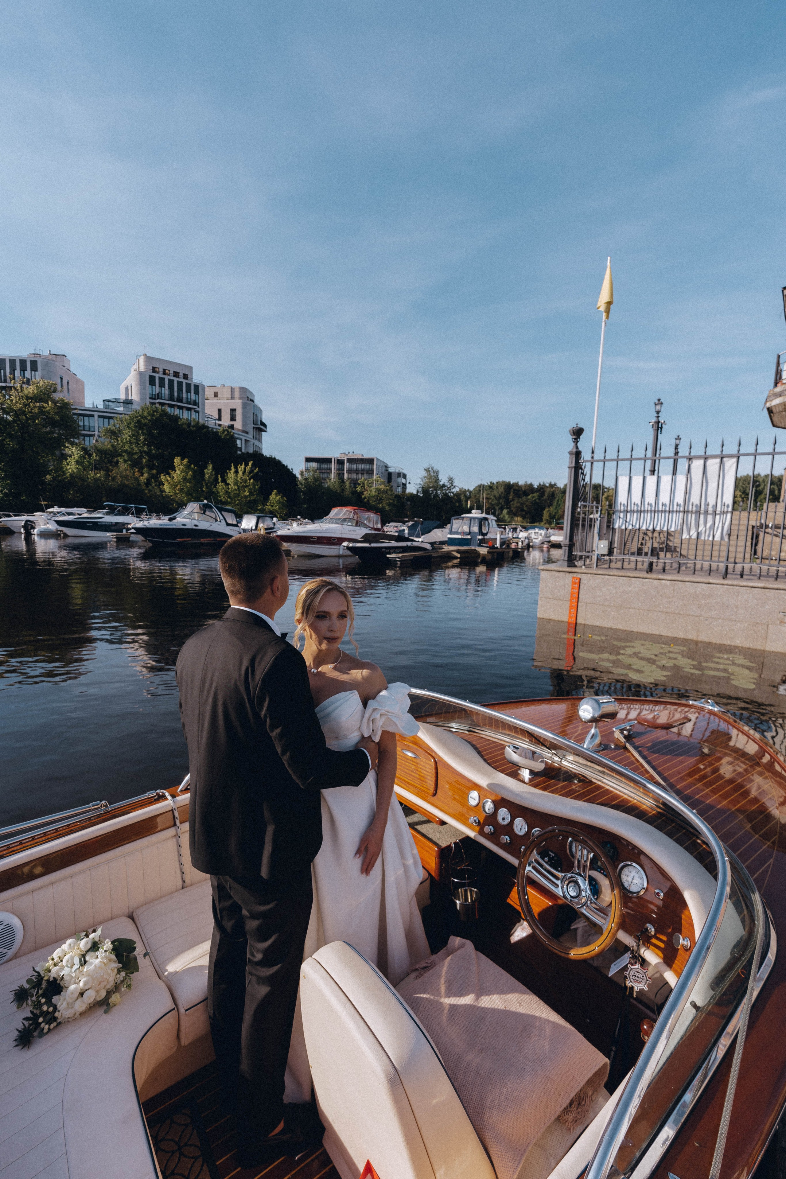 СВАДЕНБНАЯ СЬЕМКА НА КАТЕРЕ ПО КАНАЛАМ САНКТ-ПЕТЕРБУРГА И В АКВАТОРИИ НЕВЫ. Профессиональный фотограф, Санкт-Петербург — Виктория Богомолова