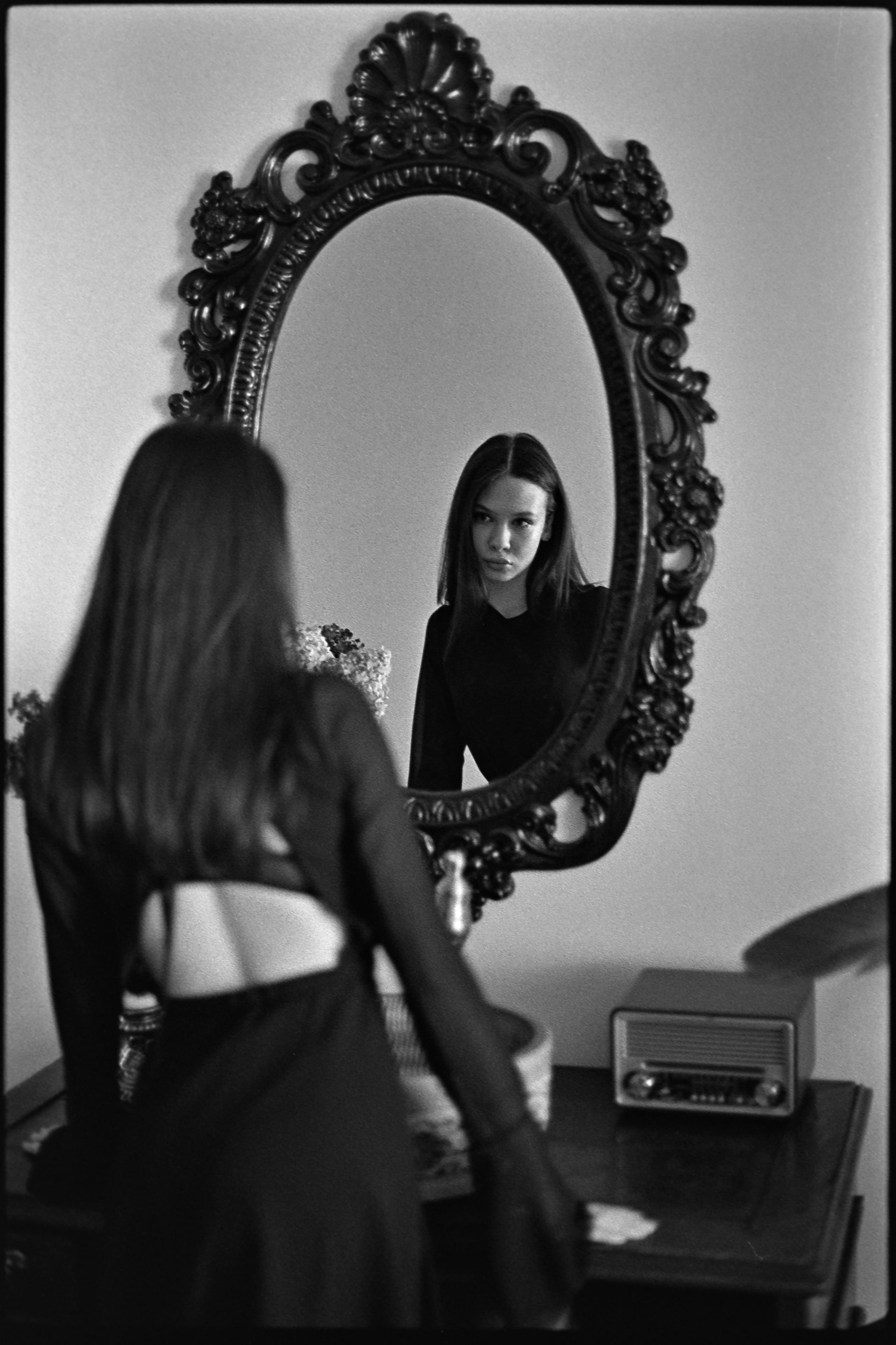 Студийная фотосессия с естественным светом на черно-белую пленку