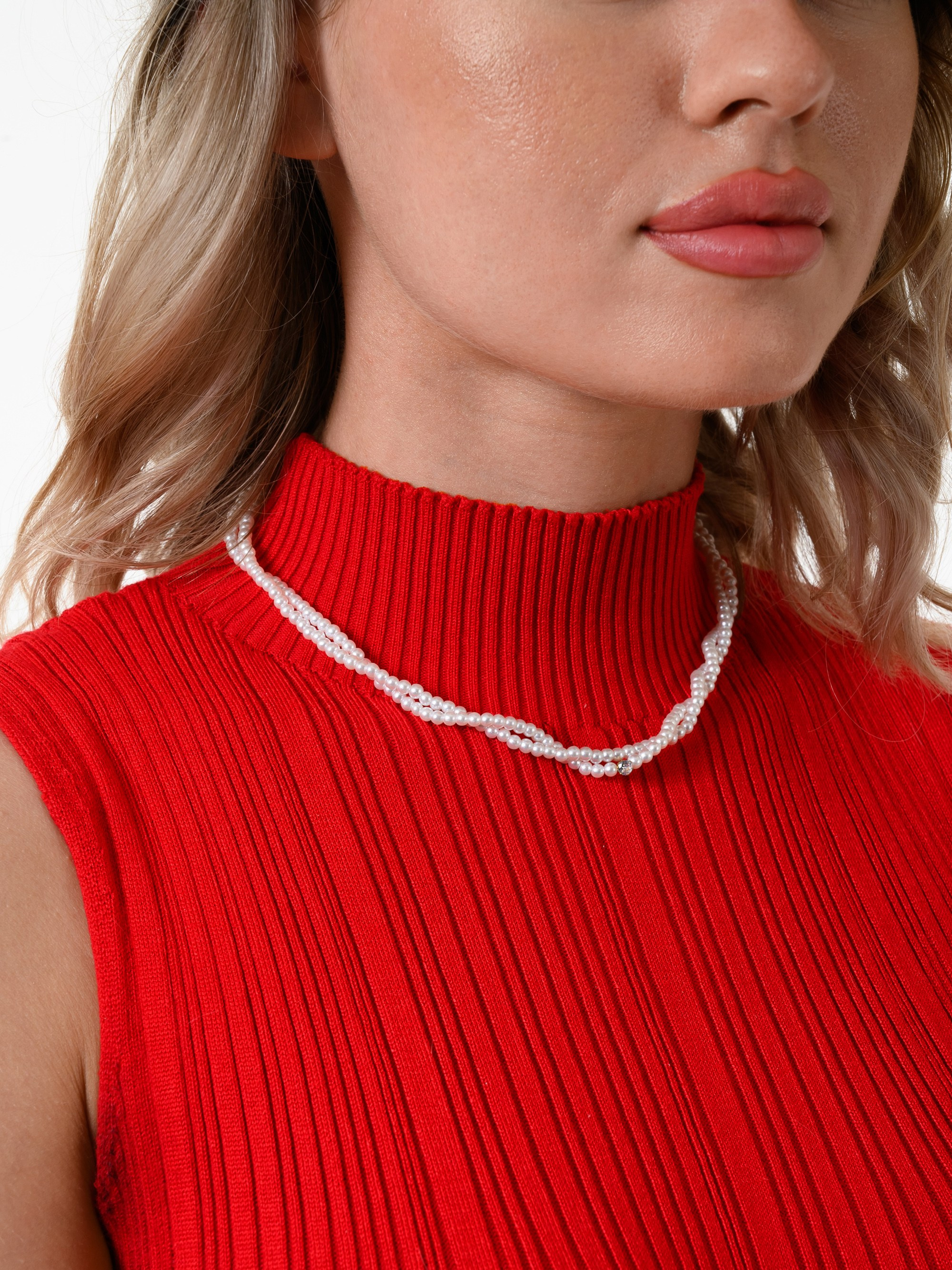 Ожерелье крупным планом на шее модели, студийная съёмка для магазина Магнит.Маркет