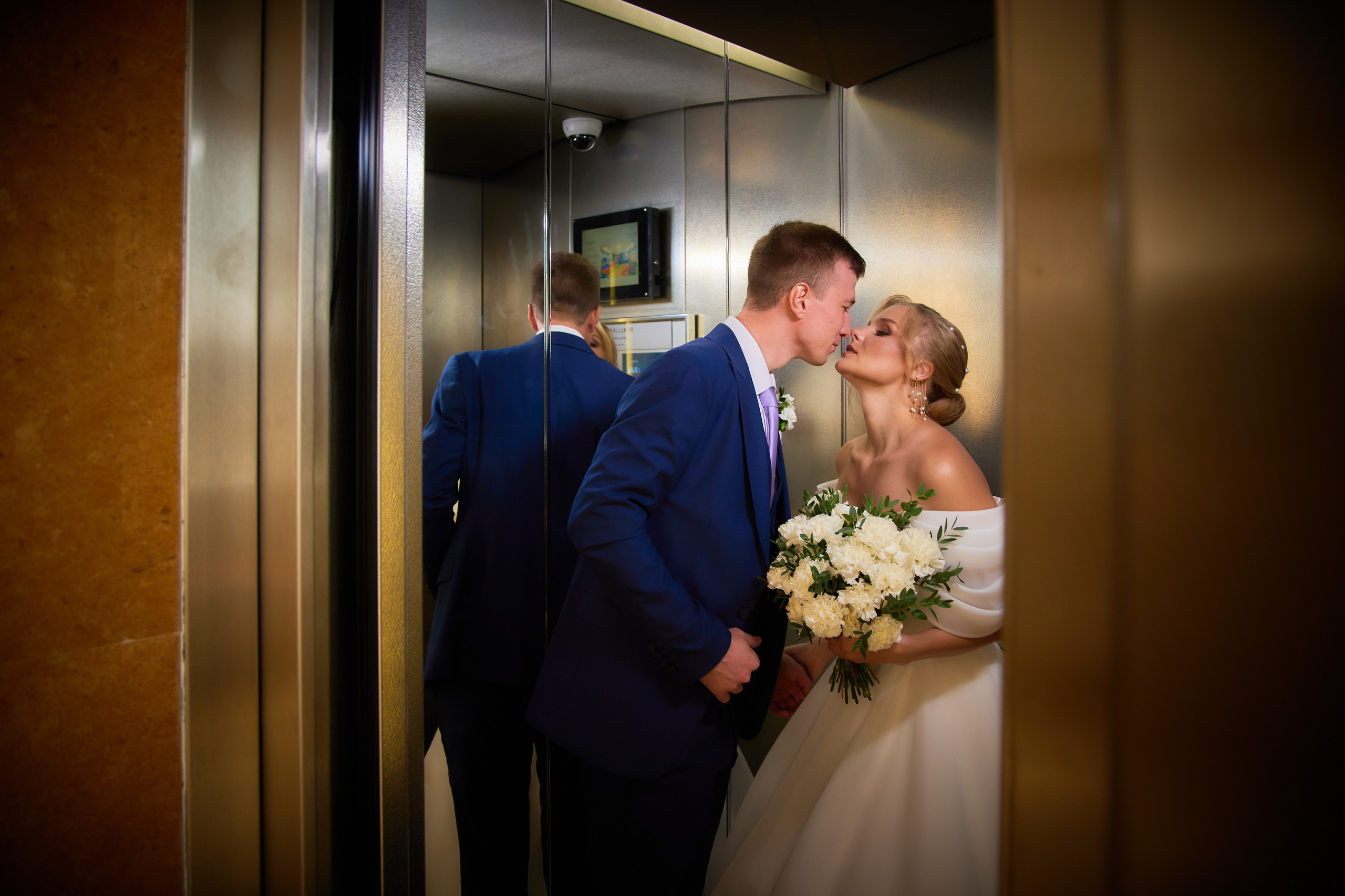 свадебная фотография в лифте