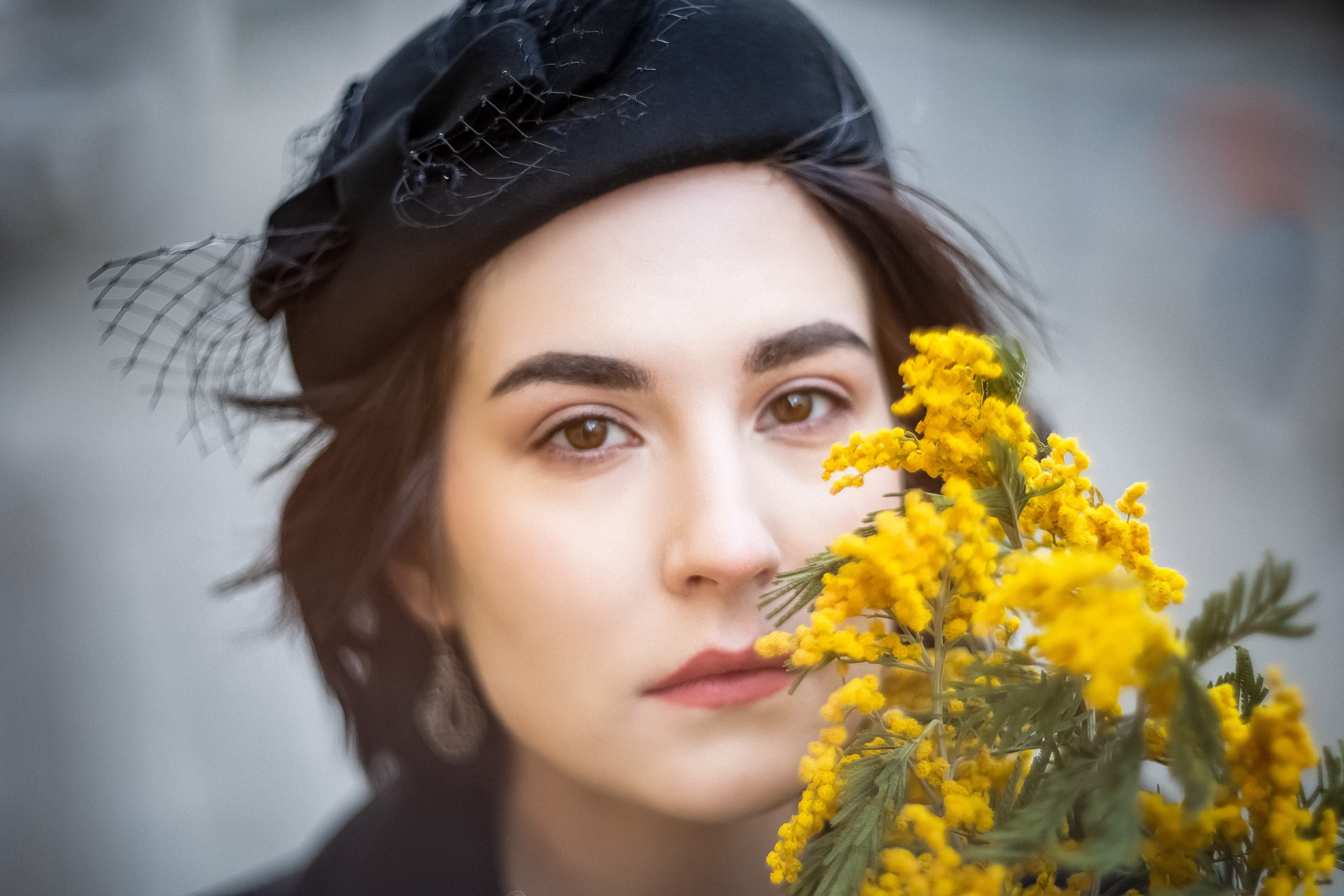 портрет с мимозой